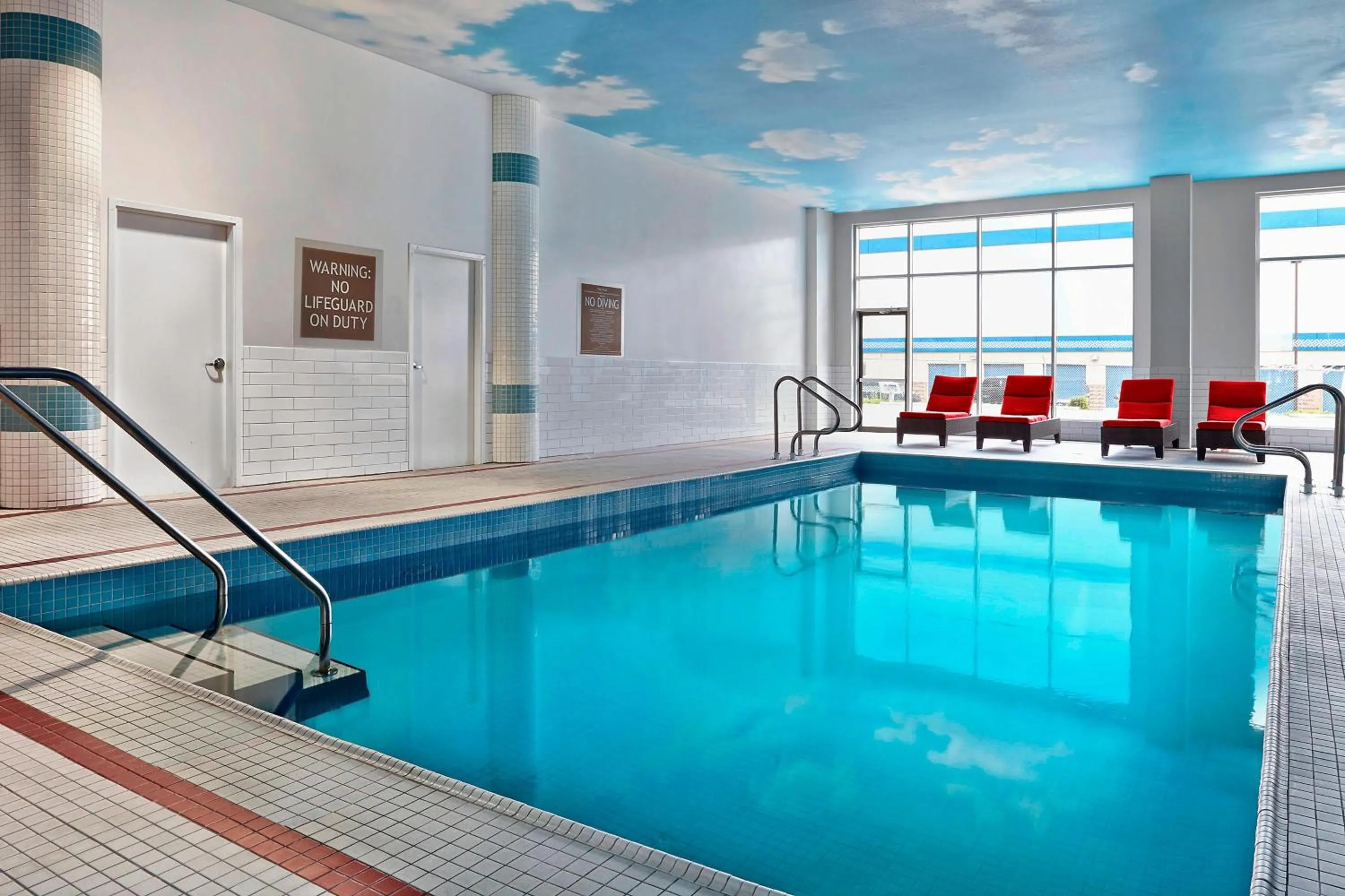 Swimming pool in Four Points by Sheraton Calgary Airport