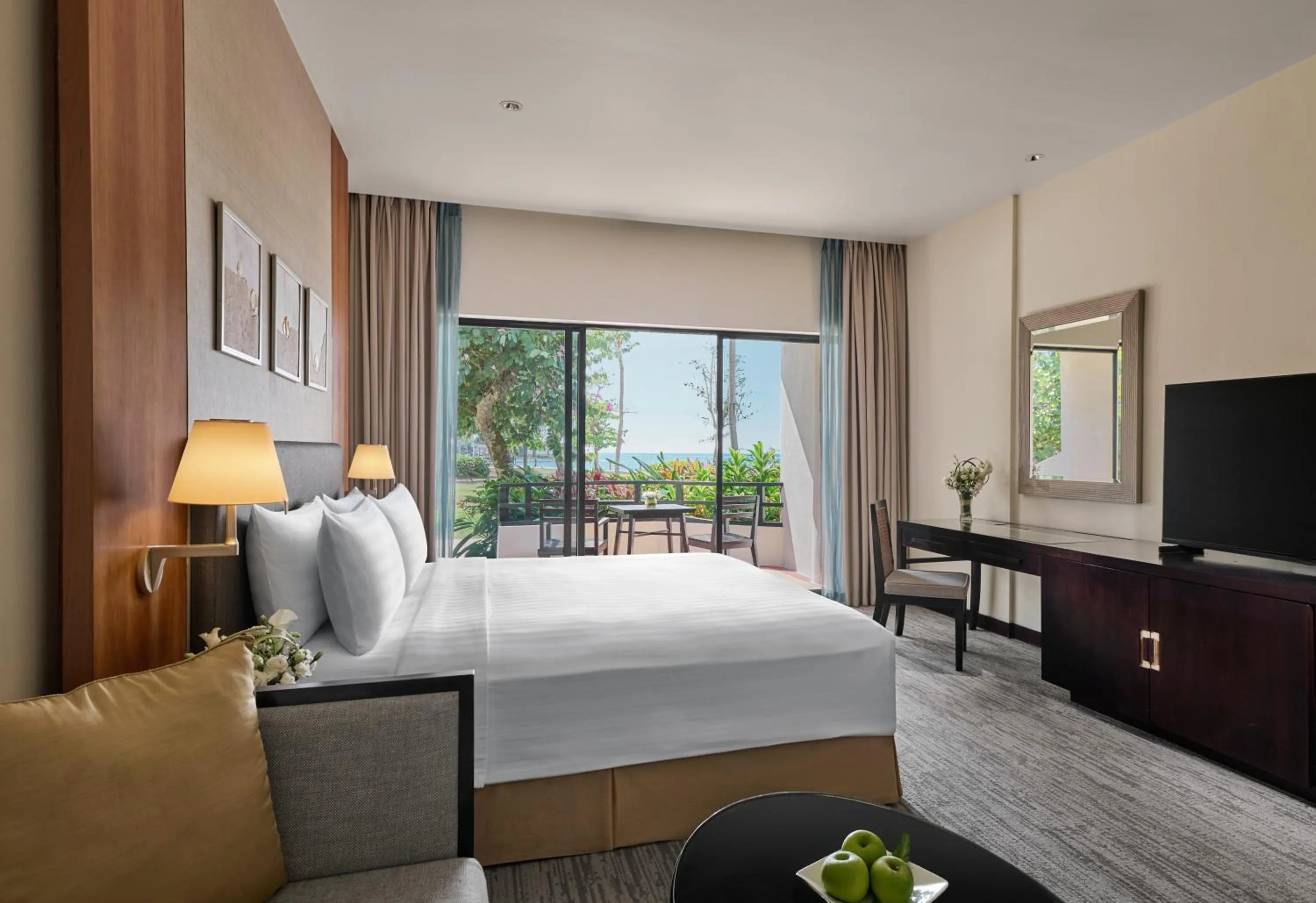 Patio, Bed in Shangri-La Tanjung Aru, Kota Kinabalu