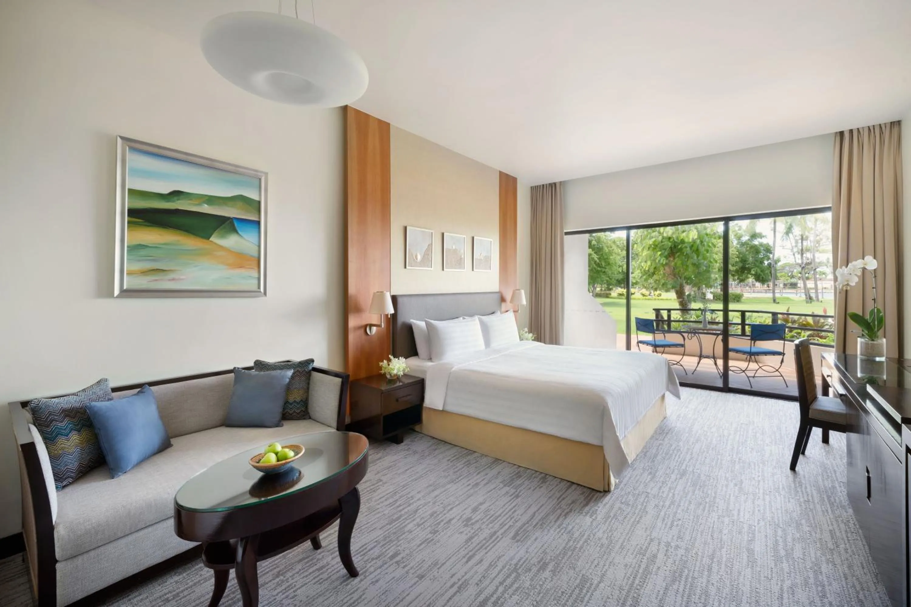 Photo of the whole room, Bed in Shangri-La Tanjung Aru, Kota Kinabalu