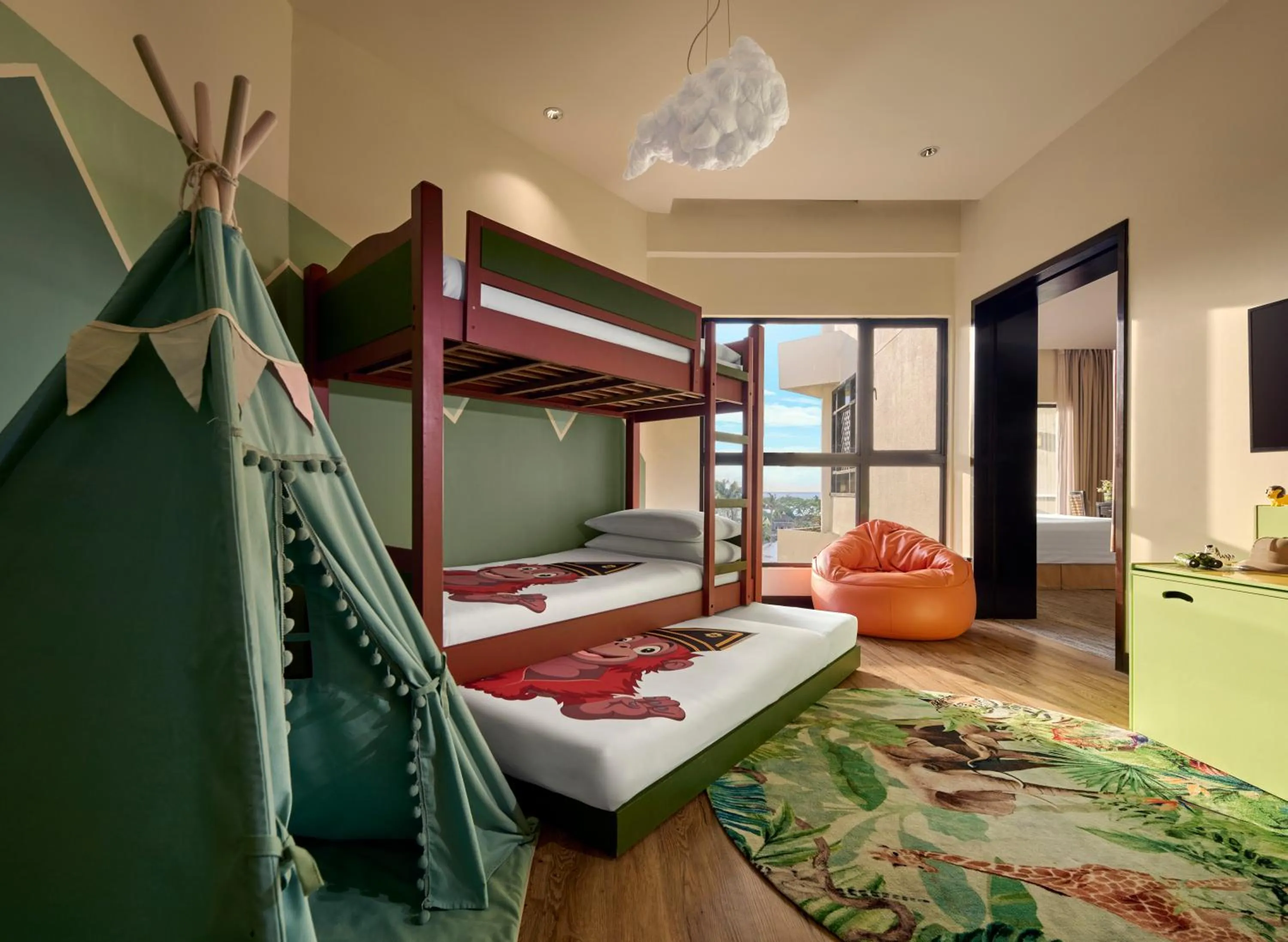 Photo of the whole room, Bed in Shangri-La Tanjung Aru, Kota Kinabalu