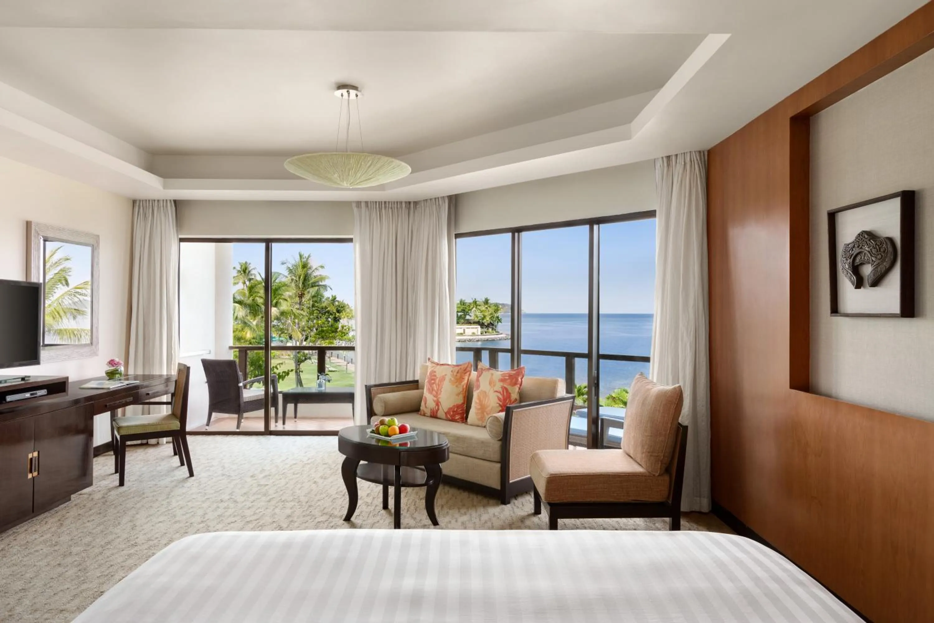 Sea view, Bed in Shangri-La Tanjung Aru, Kota Kinabalu