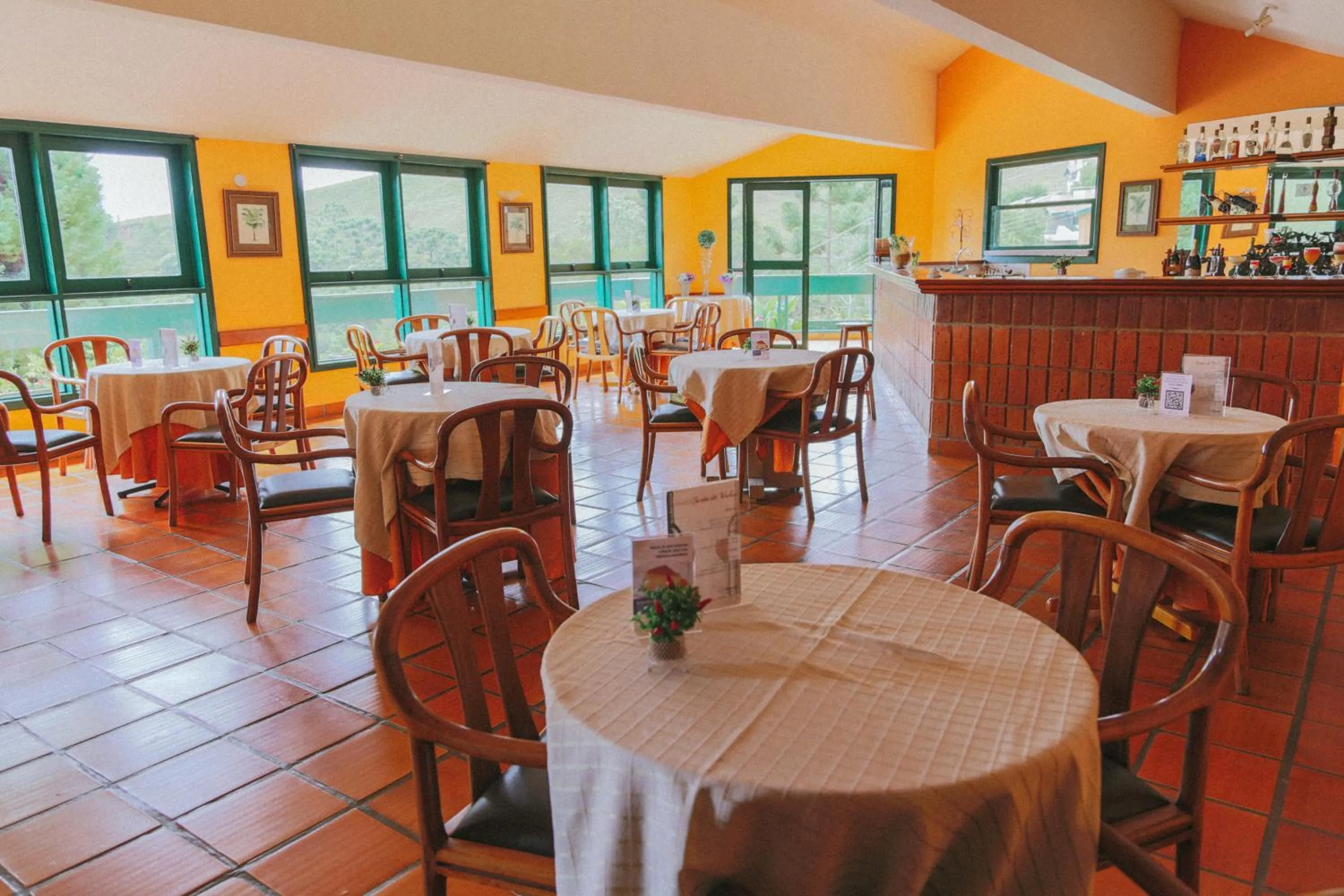 Restaurant/places to eat in Plaza Inn Week Inn