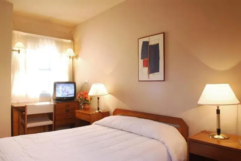 Bedroom in Plaza Inn Week Inn Bedroom in Plaza Inn Week Inn