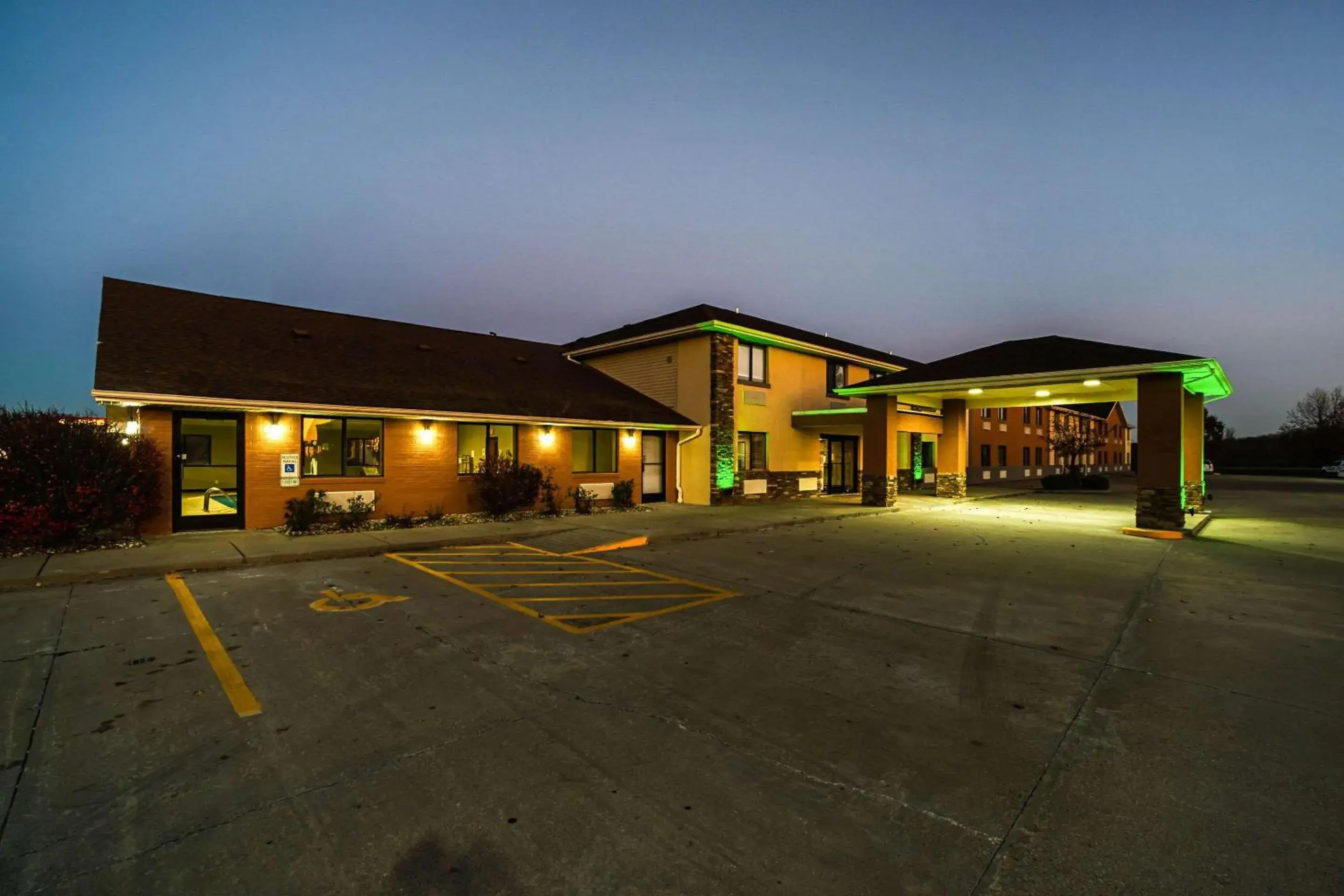 Property building in Quality Inn Carbondale University area Property building in Quality Inn Carbondale University area