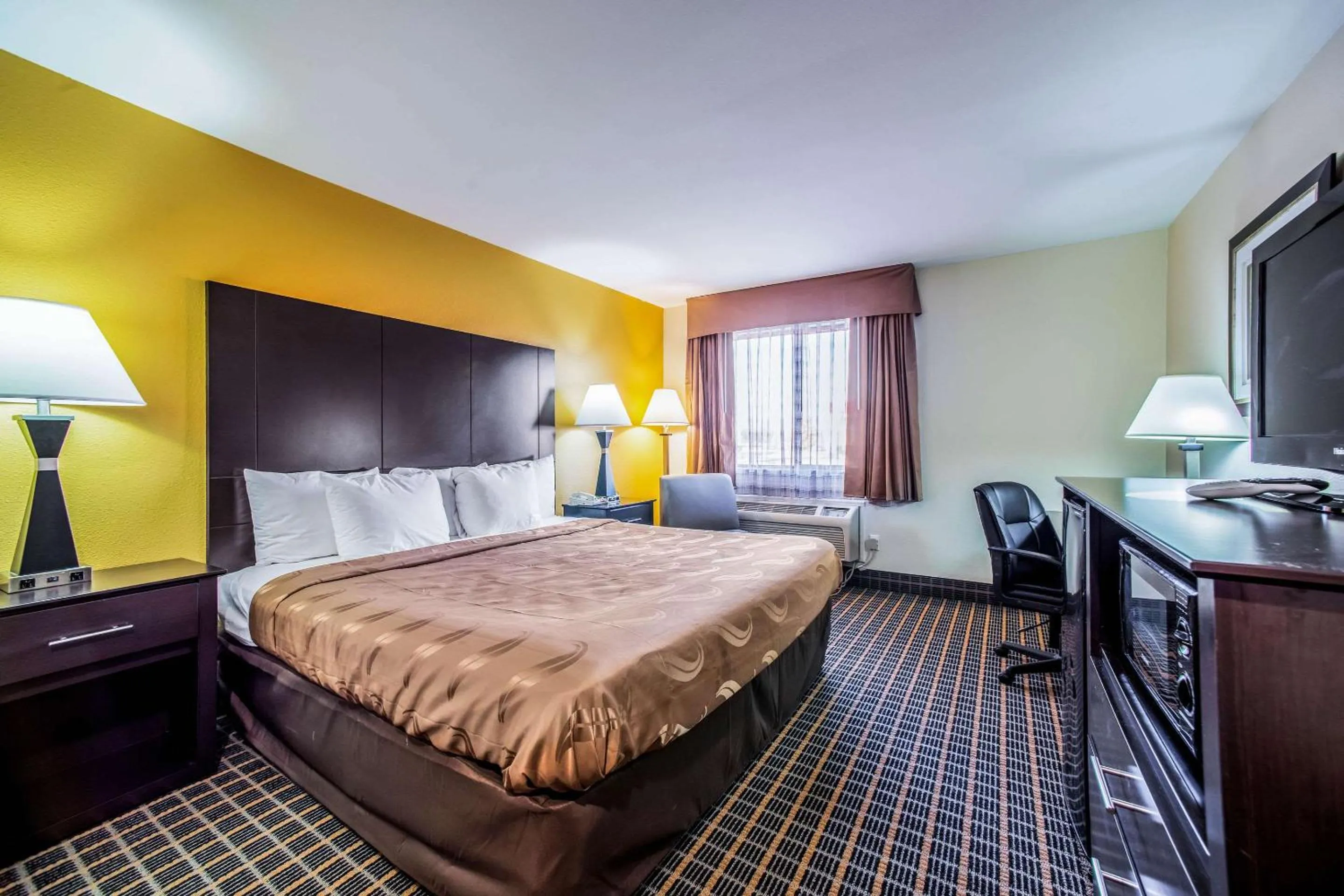 Bedroom, Bed in Quality Inn Carbondale University area