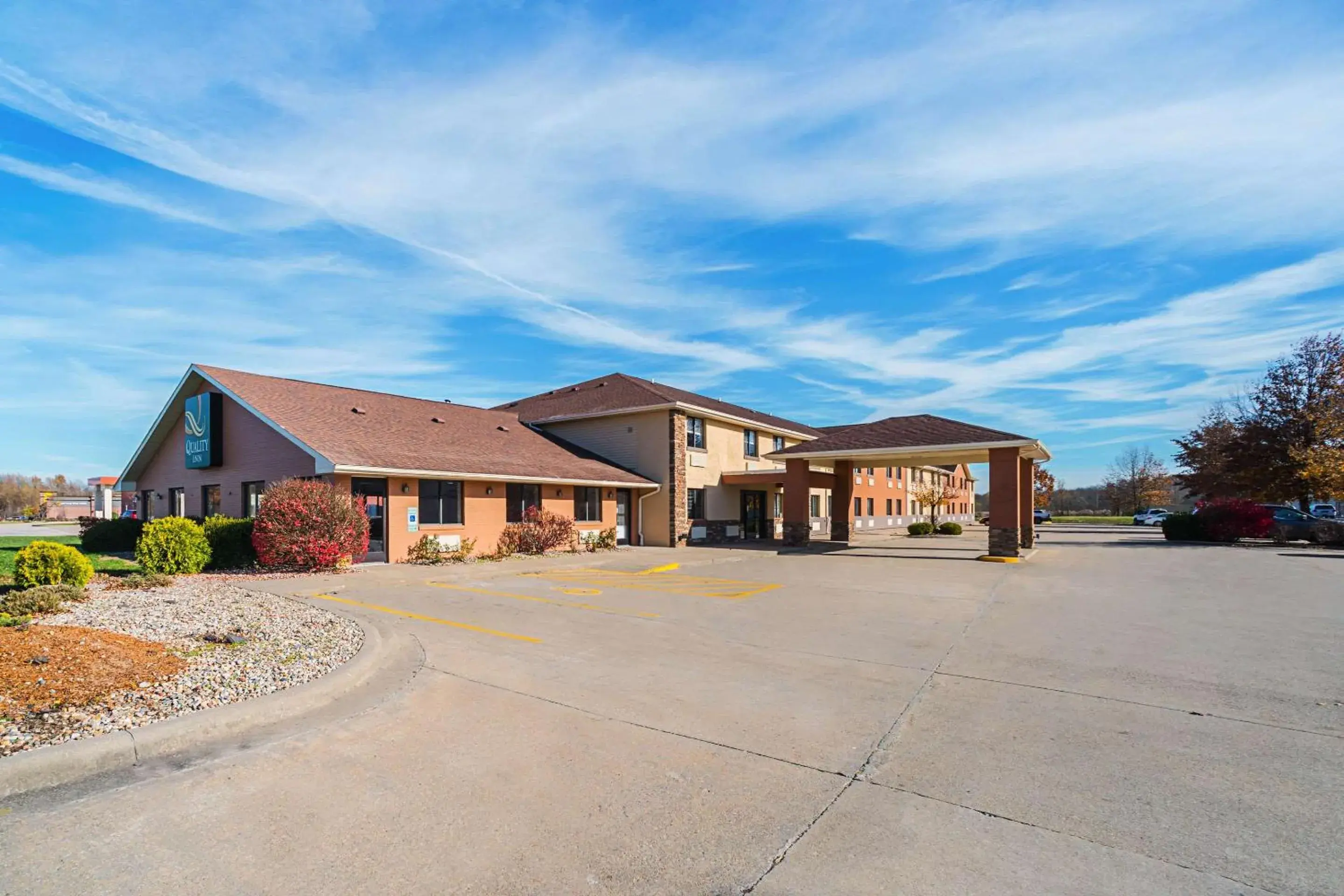 Property building in Quality Inn Carbondale University area Property building in Quality Inn Carbondale University area