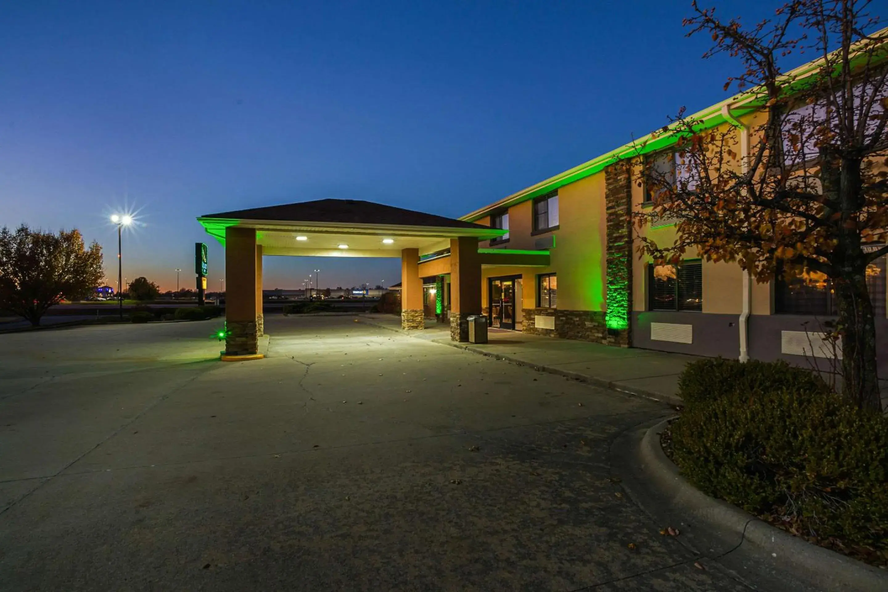 Property building in Quality Inn Carbondale University area Property building in Quality Inn Carbondale University area