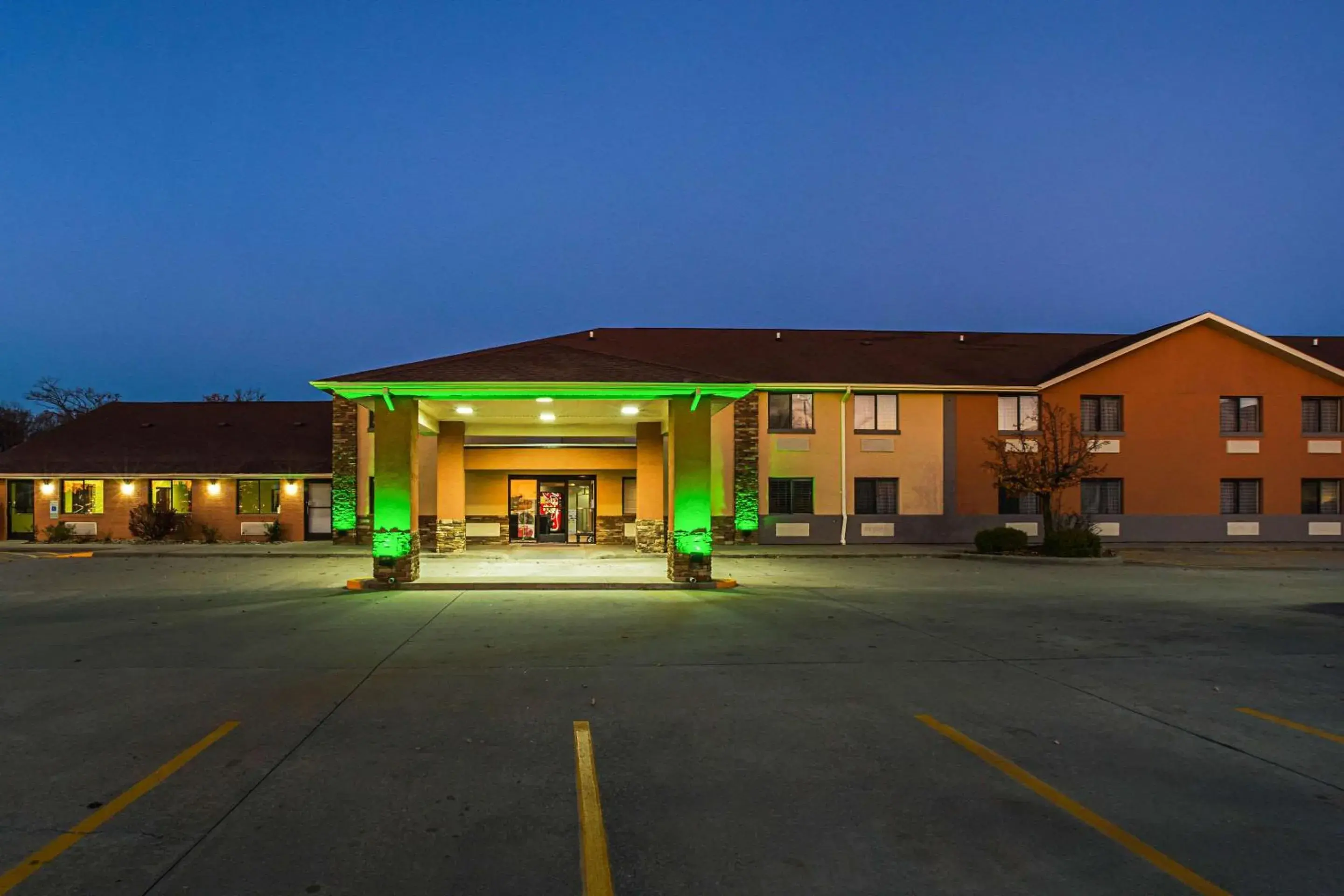 Property building in Quality Inn Carbondale University area Property building in Quality Inn Carbondale University area