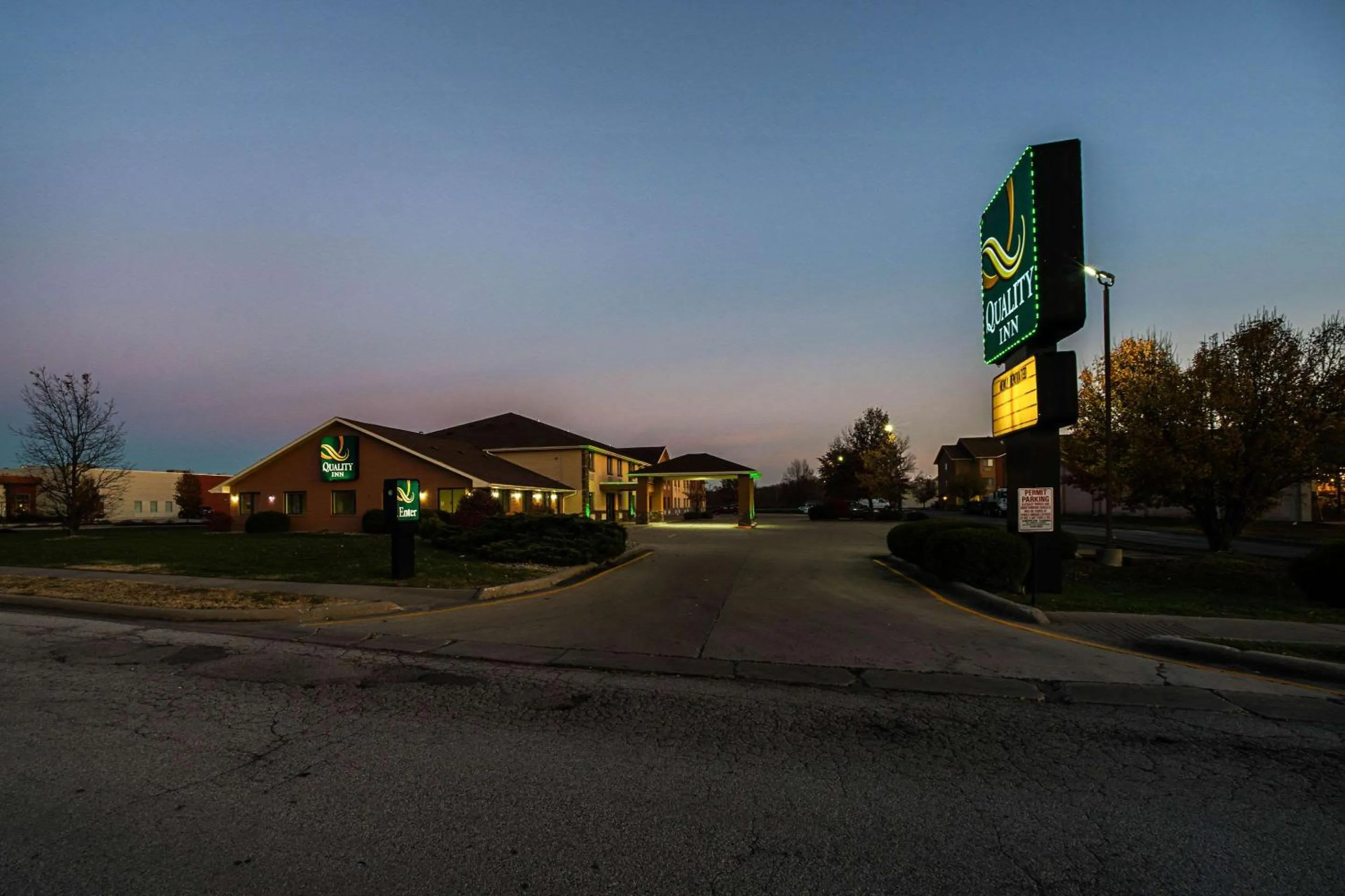 Property building in Quality Inn Carbondale University area