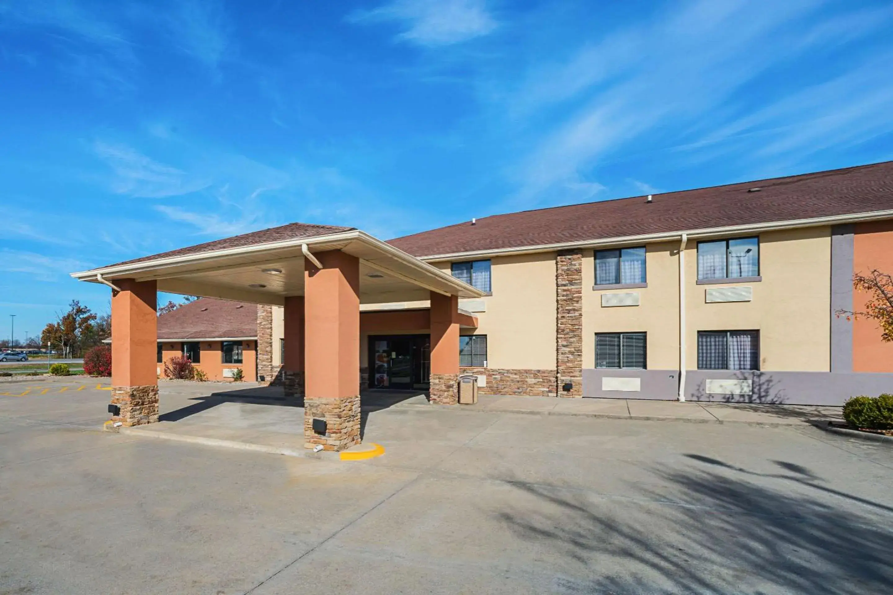 Property building in Quality Inn Carbondale University area Property building in Quality Inn Carbondale University area
