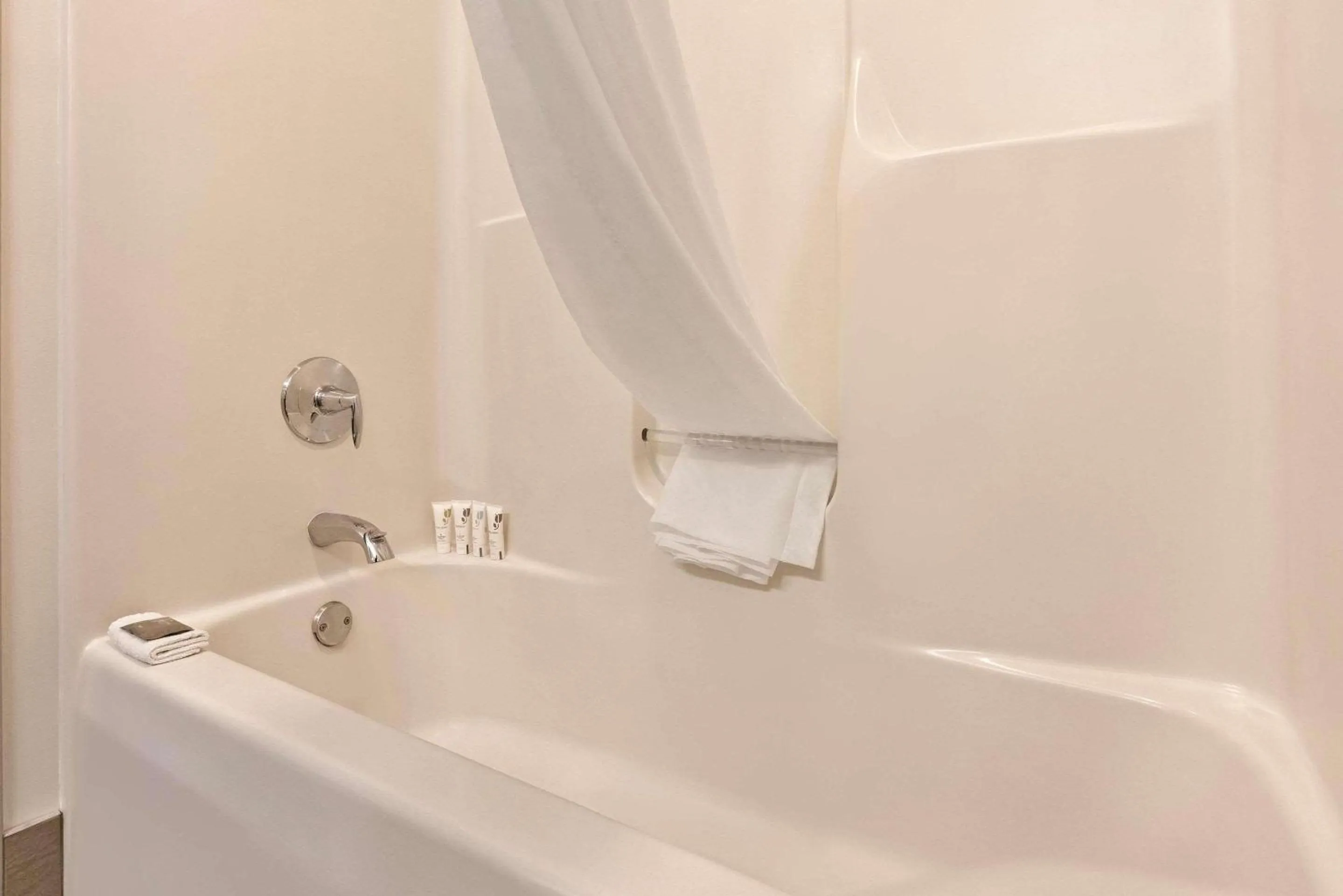 Bedroom in Country Inn & Suites by Radisson, Madison, WI