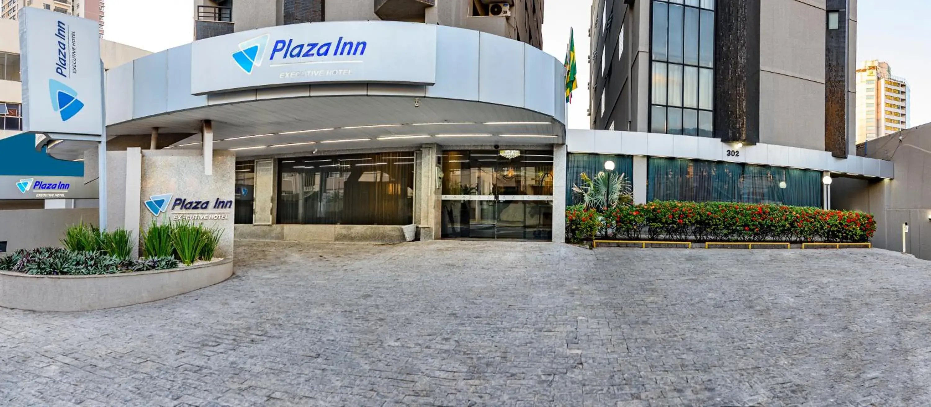 Property building in Plaza Inn Executive Property building in Plaza Inn Executive