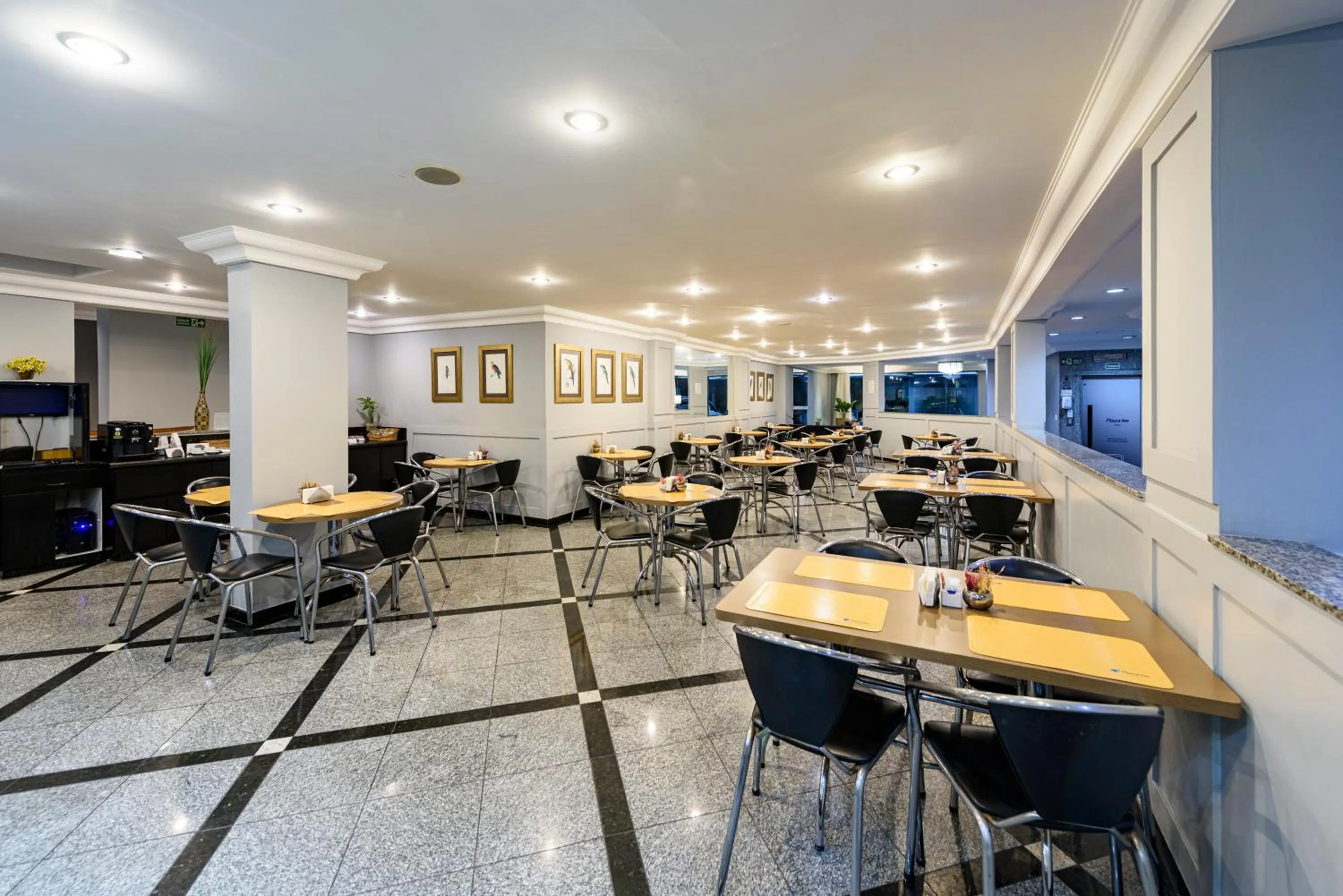 Restaurant/places to eat in Plaza Inn Executive