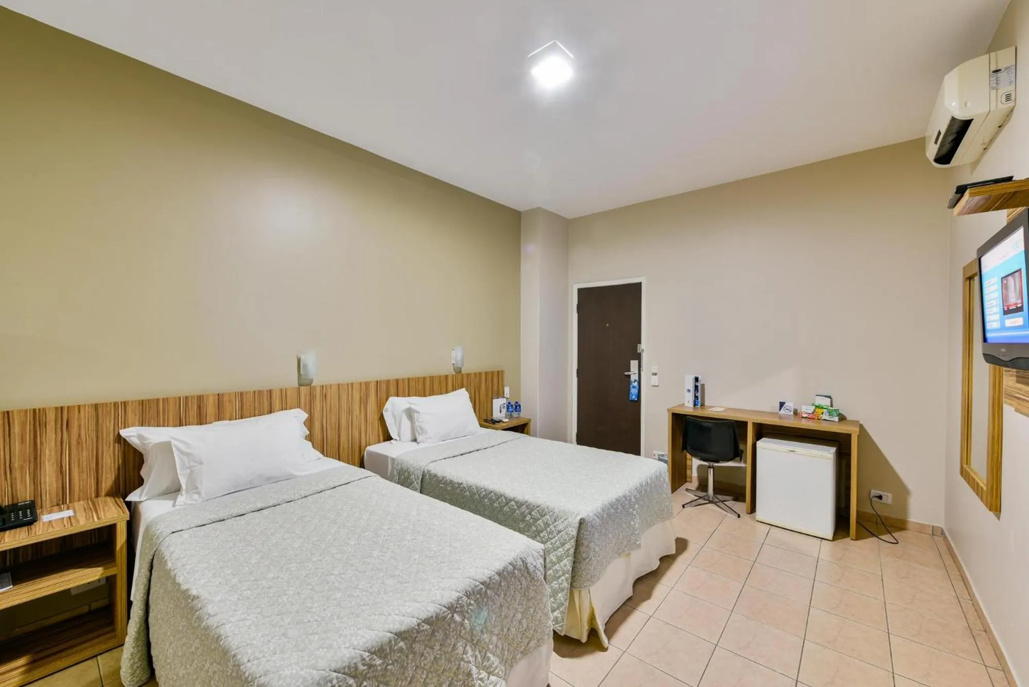 Bedroom, Bed in Plaza Inn Augustus