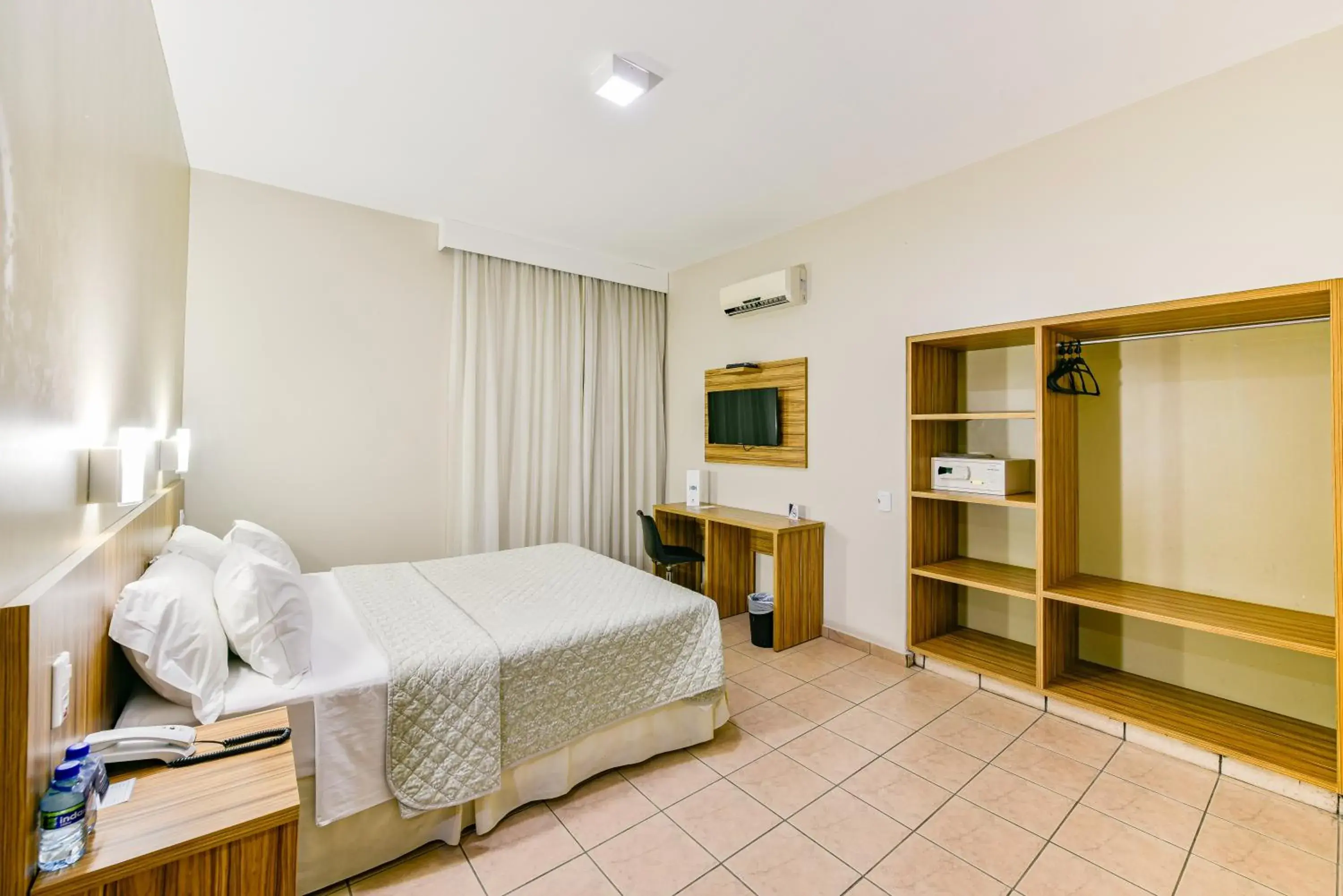 Photo of the whole room, Bed in Plaza Inn Augustus Photo of the whole room, Bed in Plaza Inn Augustus