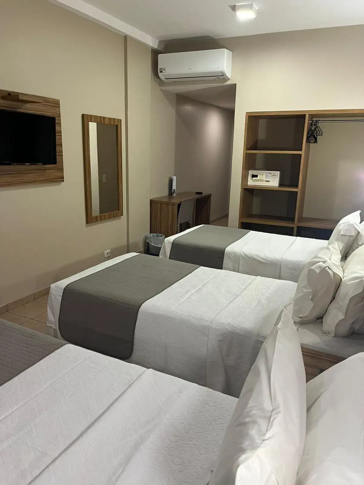 Photo of the whole room, Bed in Plaza Inn Augustus Photo of the whole room, Bed in Plaza Inn Augustus