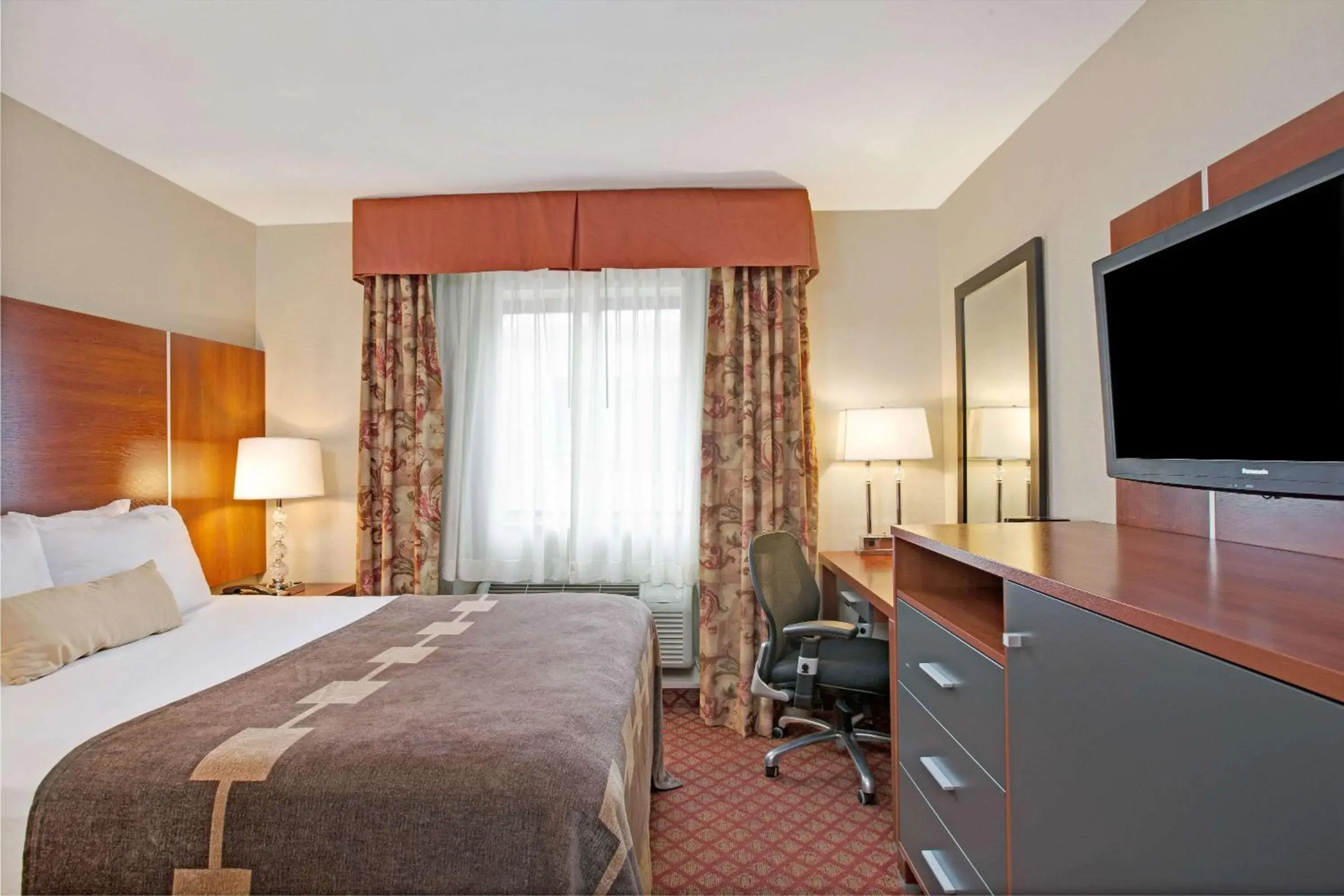 Photo of the whole room, Bed in Ramada by Wyndham Staten Island Photo of the whole room, Bed in Ramada by Wyndham Staten Island