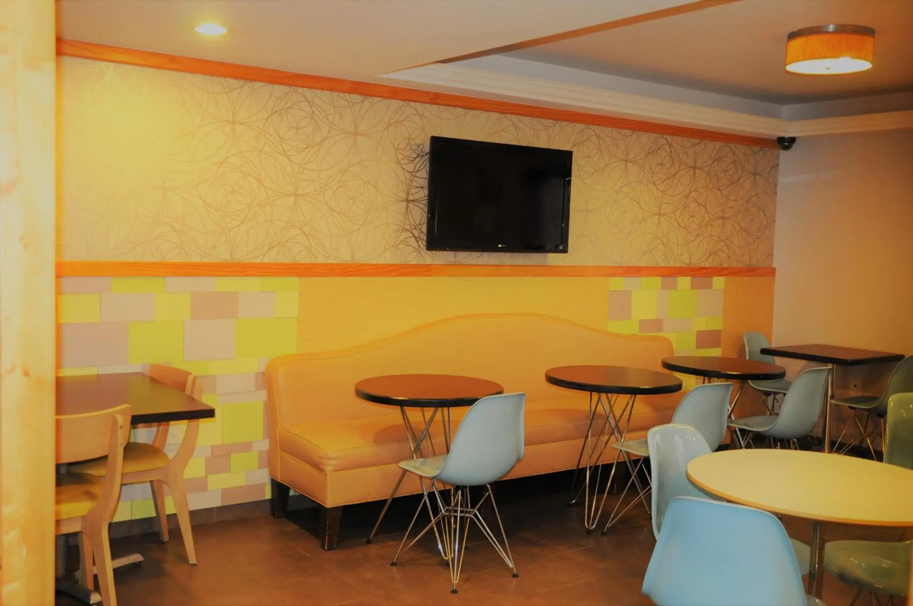 Lounge or bar in Ramada by Wyndham Staten Island Lounge or bar in Ramada by Wyndham Staten Island