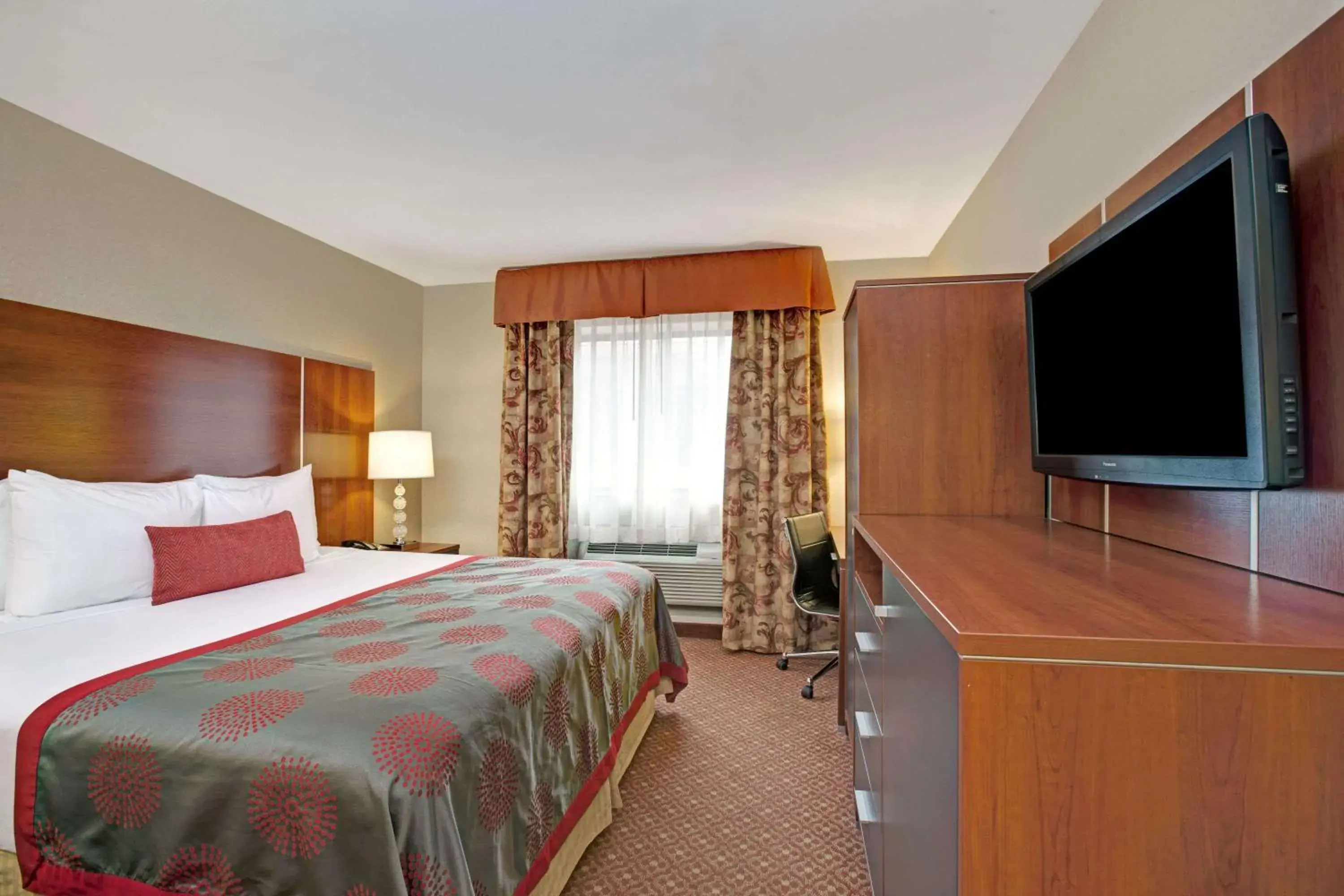 Photo of the whole room, Bed in Ramada by Wyndham Staten Island Photo of the whole room, Bed in Ramada by Wyndham Staten Island