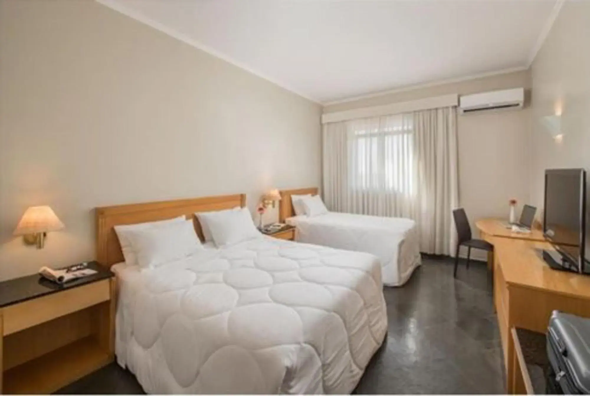 Luxo Triplo - single occupancy - 1 Cama Queen e 1 Cama Solteiro in Hotel Nacional de Rio Preto - Distributed by Intercity Luxo Triplo - single occupancy - 1 Cama Queen e 1 Cama Solteiro in Hotel Nacional de Rio Preto - Distributed by Intercity
