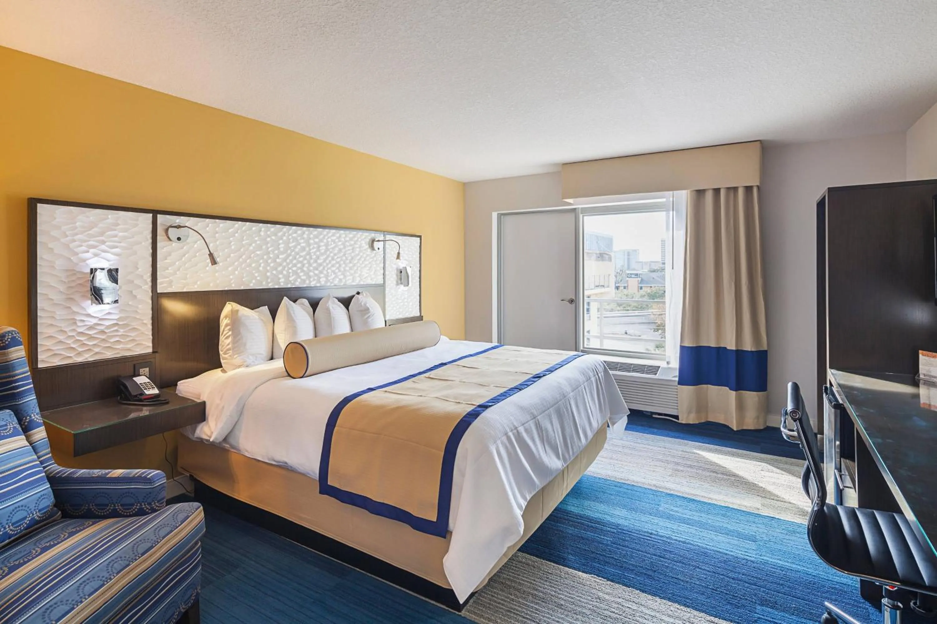 Photo of the whole room, Bed in Southbank Hotel Jacksonville Riverwalk