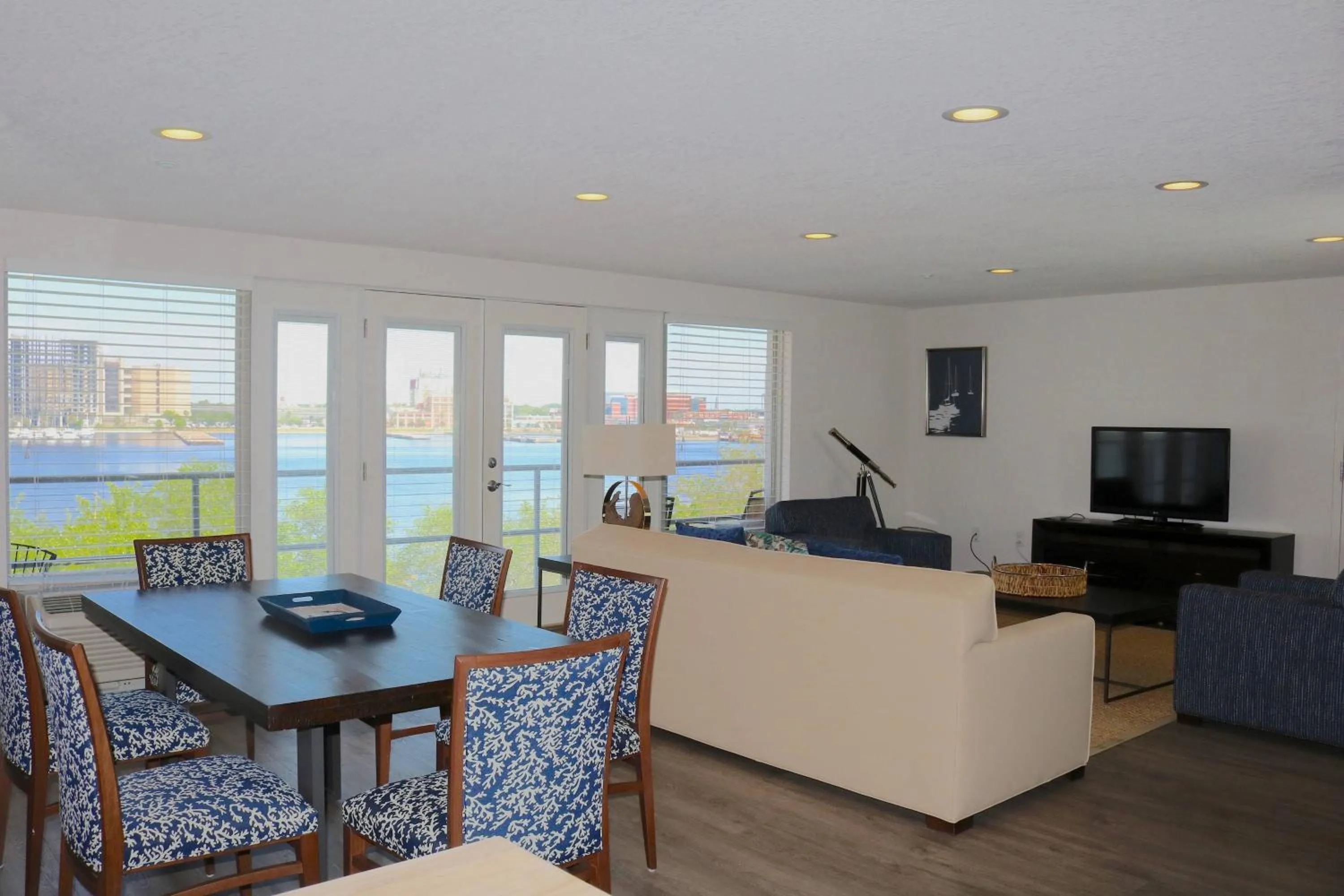 Photo of the whole room in Southbank Hotel Jacksonville Riverwalk