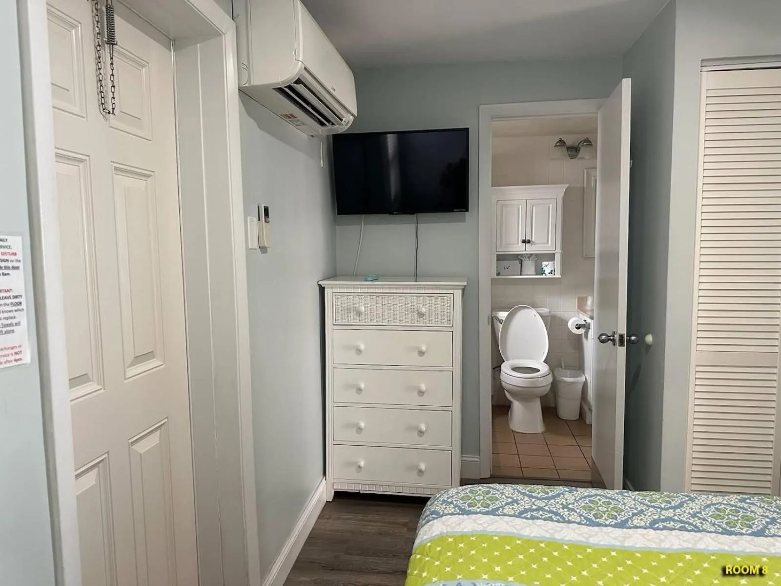 Bed in Windjammer Resort and Beach Club