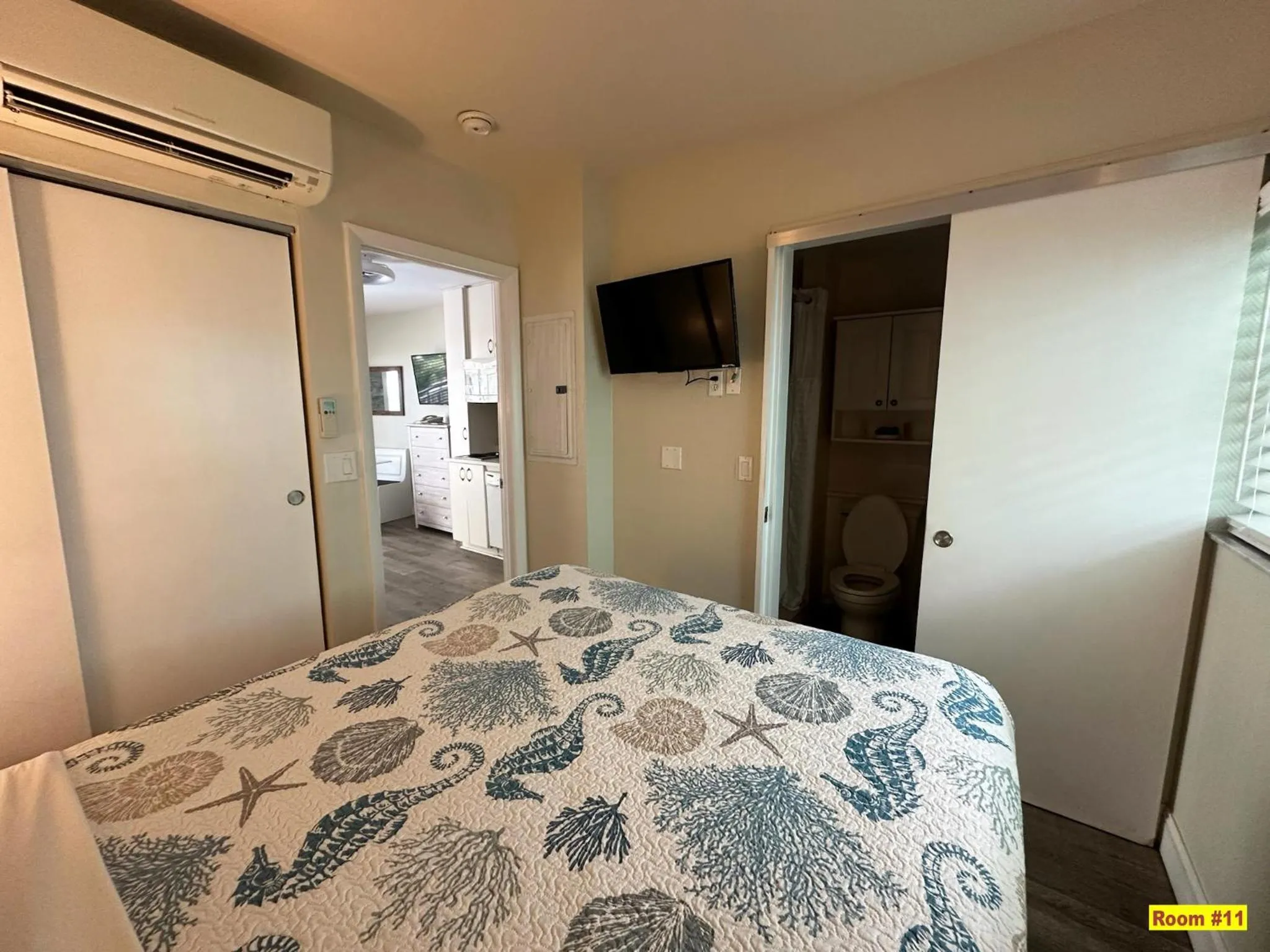 Bed in Windjammer Resort and Beach Club