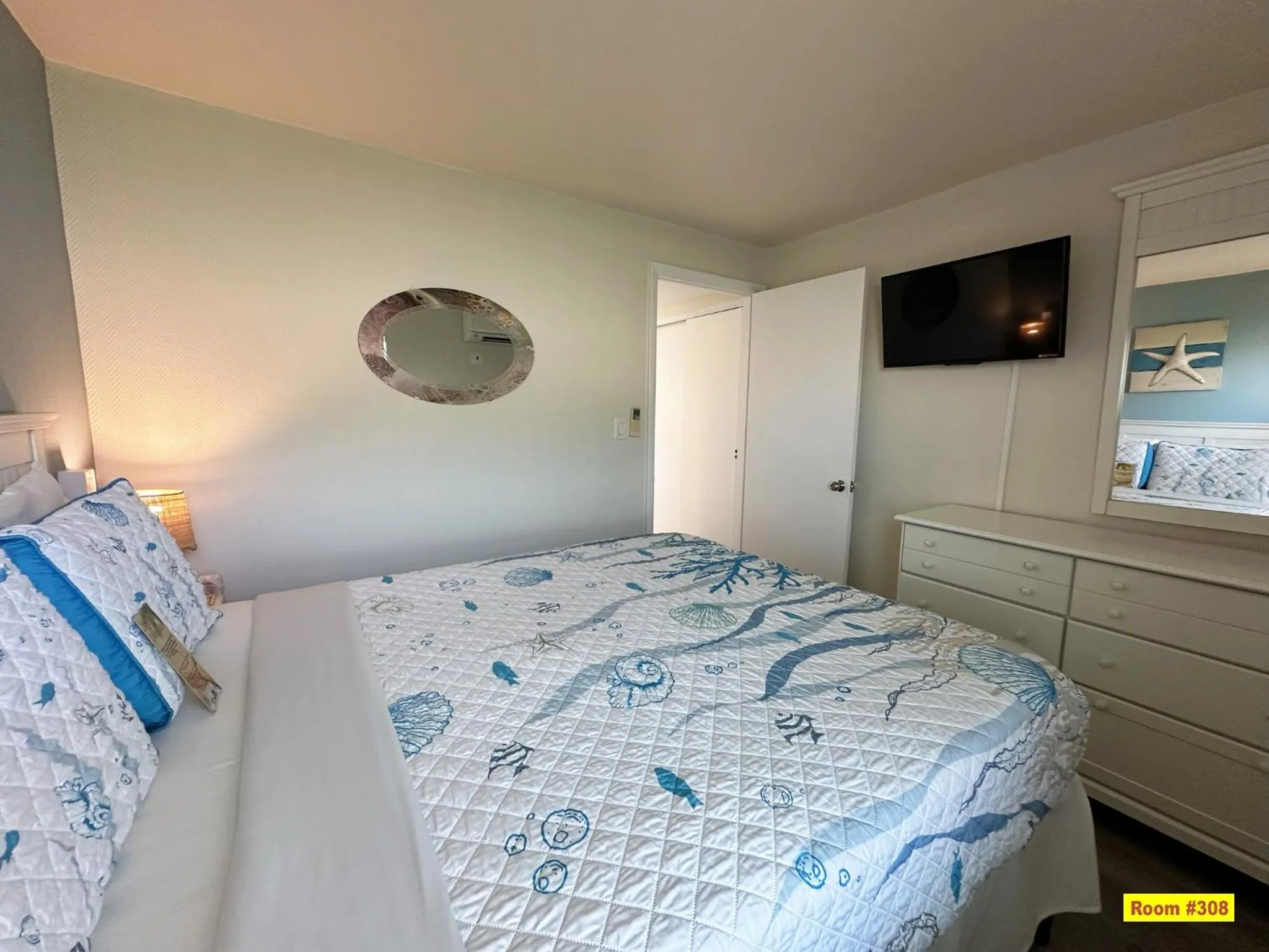 Bed in Windjammer Resort and Beach Club