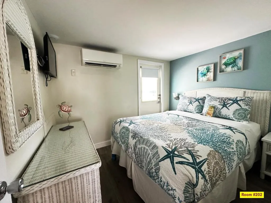 Bed in Windjammer Resort and Beach Club