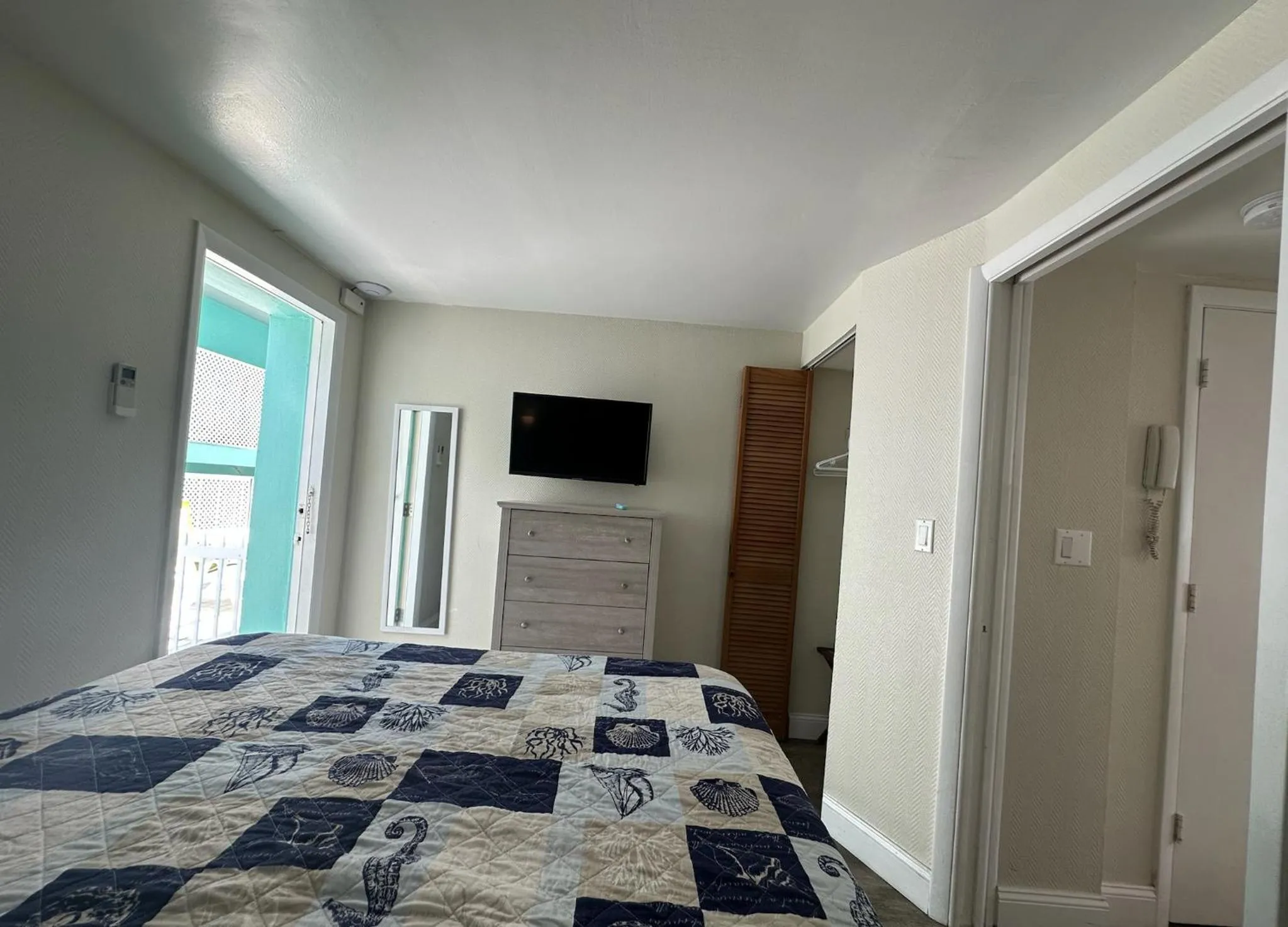 Bed in Windjammer Resort and Beach Club