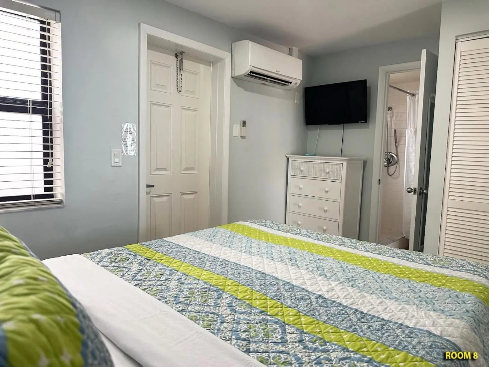 Bed in Windjammer Resort and Beach Club