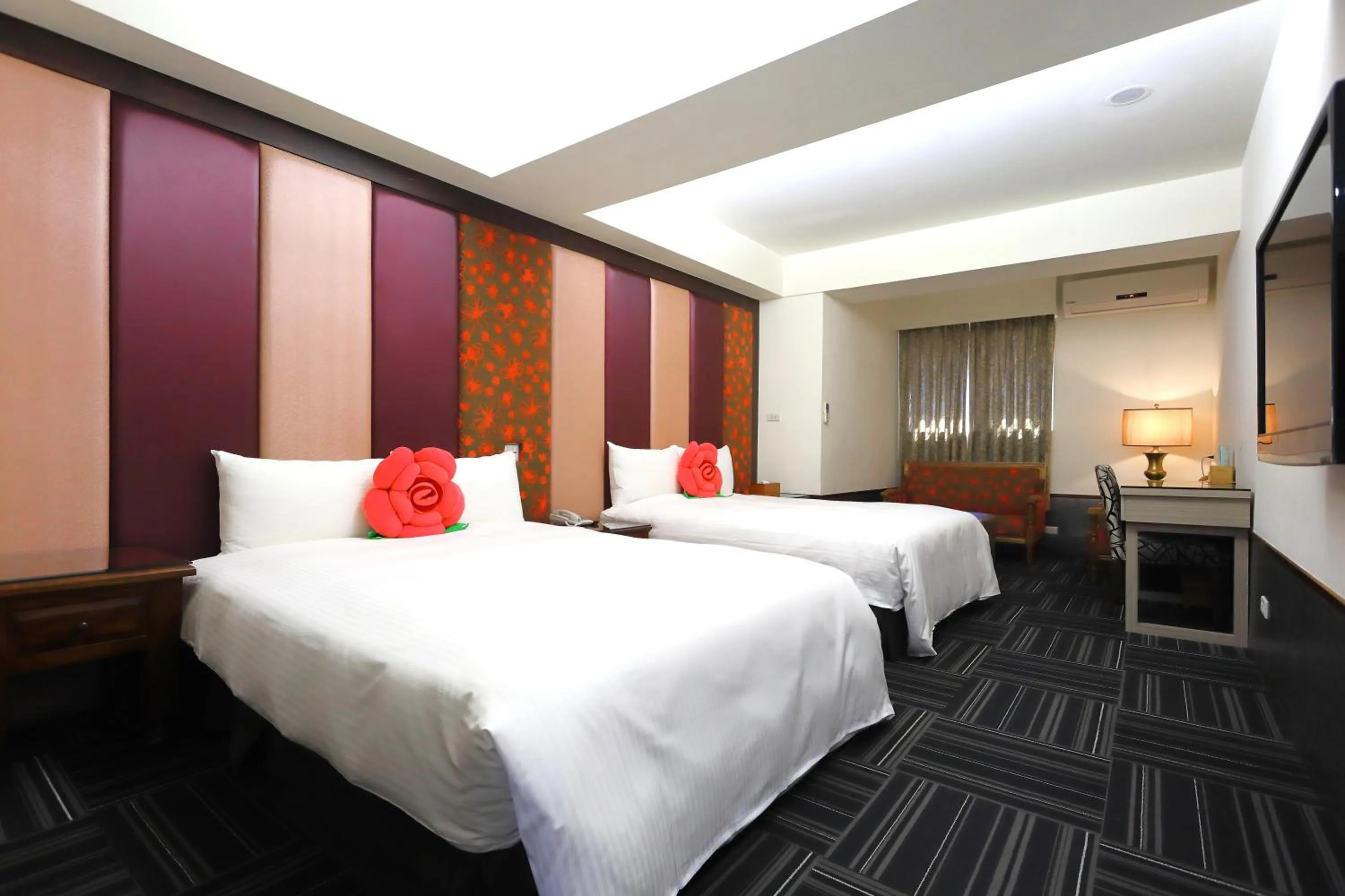 Bed in Han She Hotel