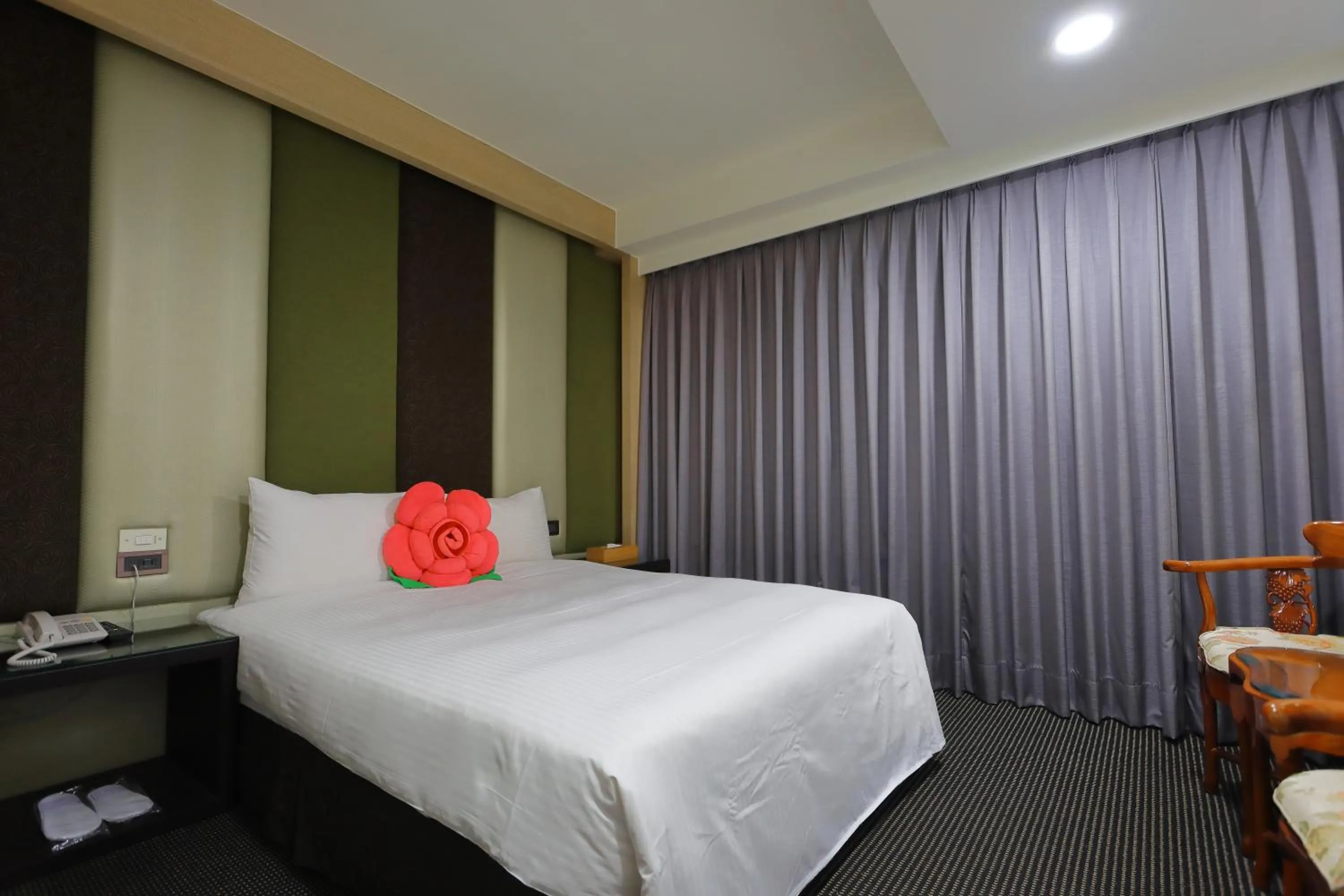 Bed in Han She Hotel