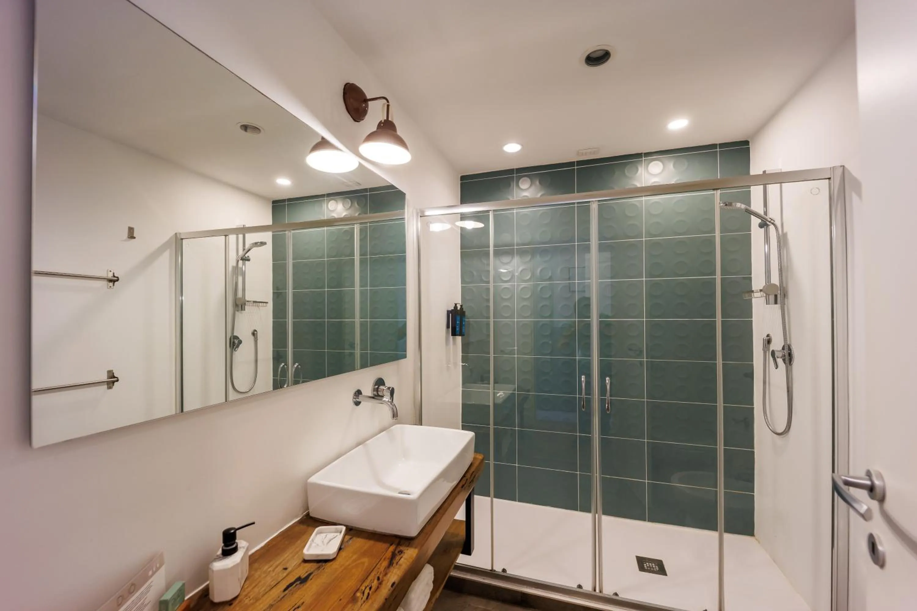 Shower in The Dante House by House In Naples