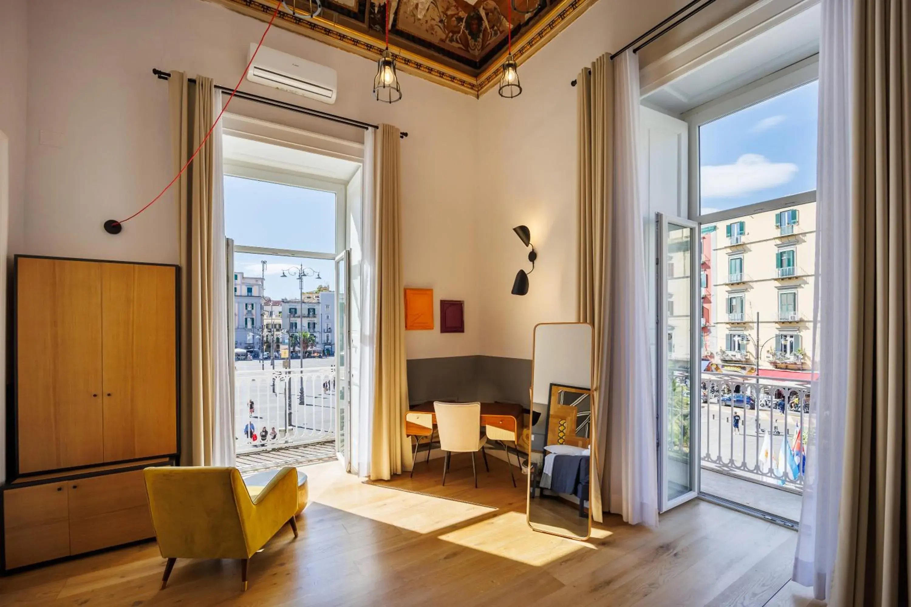 Luxury Triple Room in The Dante House by House In Naples Luxury Triple Room in The Dante House by House In Naples