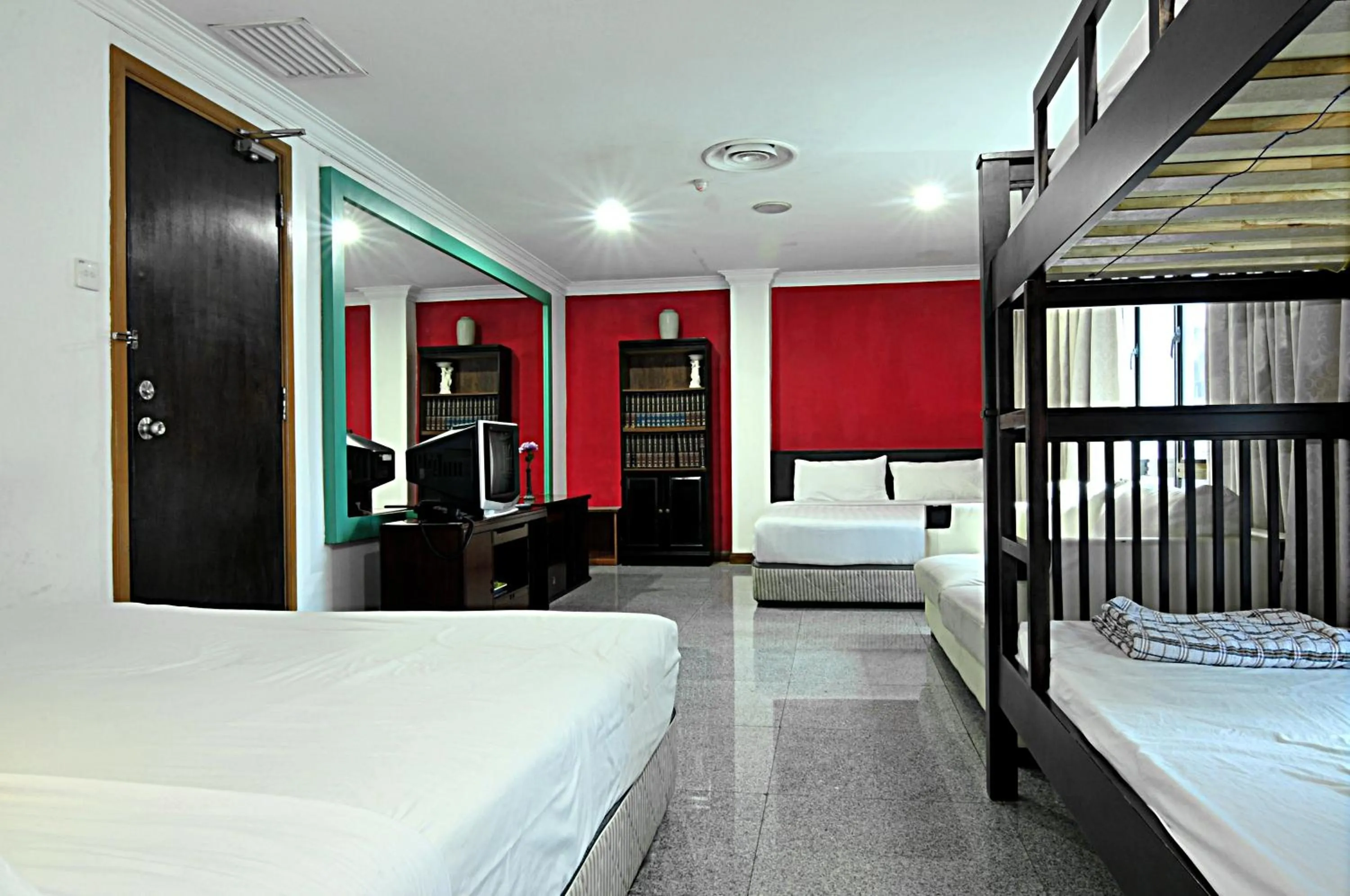 Photo of the whole room, Bed in Hotel China Town 2