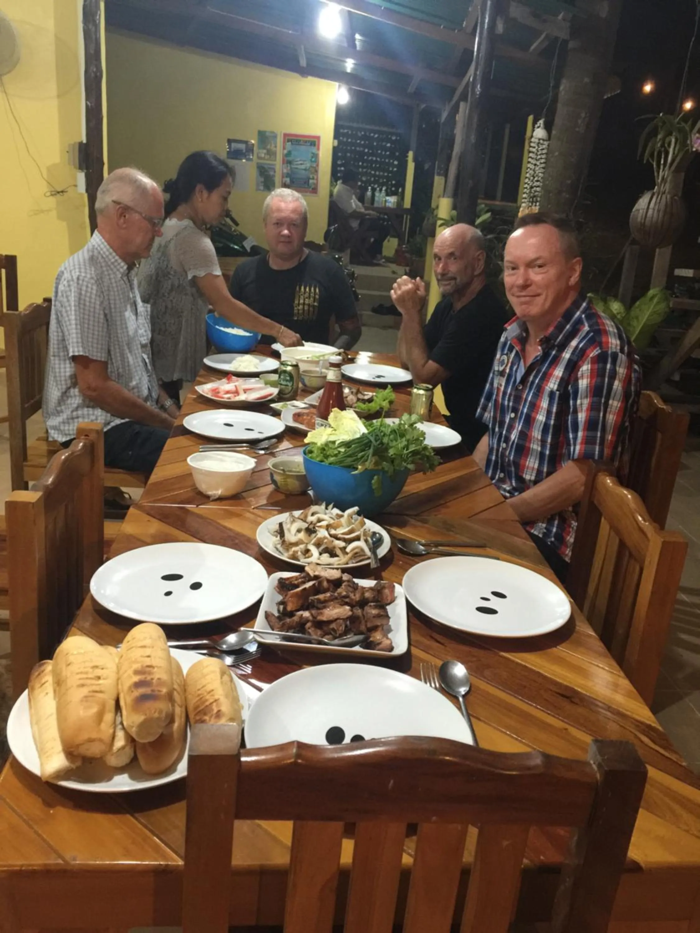 Restaurant/places to eat in TP Hut Bungalows