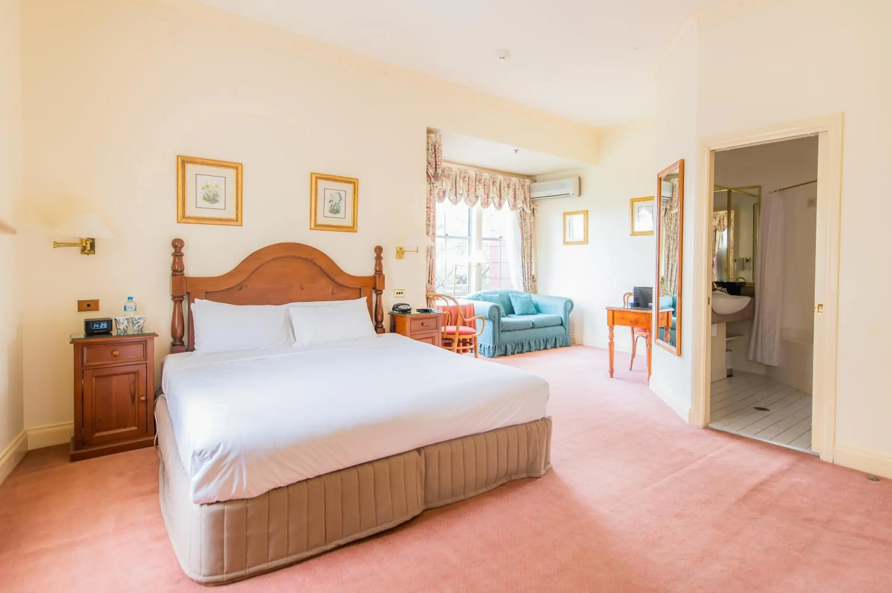 Heritage Spa & Fireplace Room in Mountain Heritage Hotel Heritage Spa & Fireplace Room in Mountain Heritage Hotel