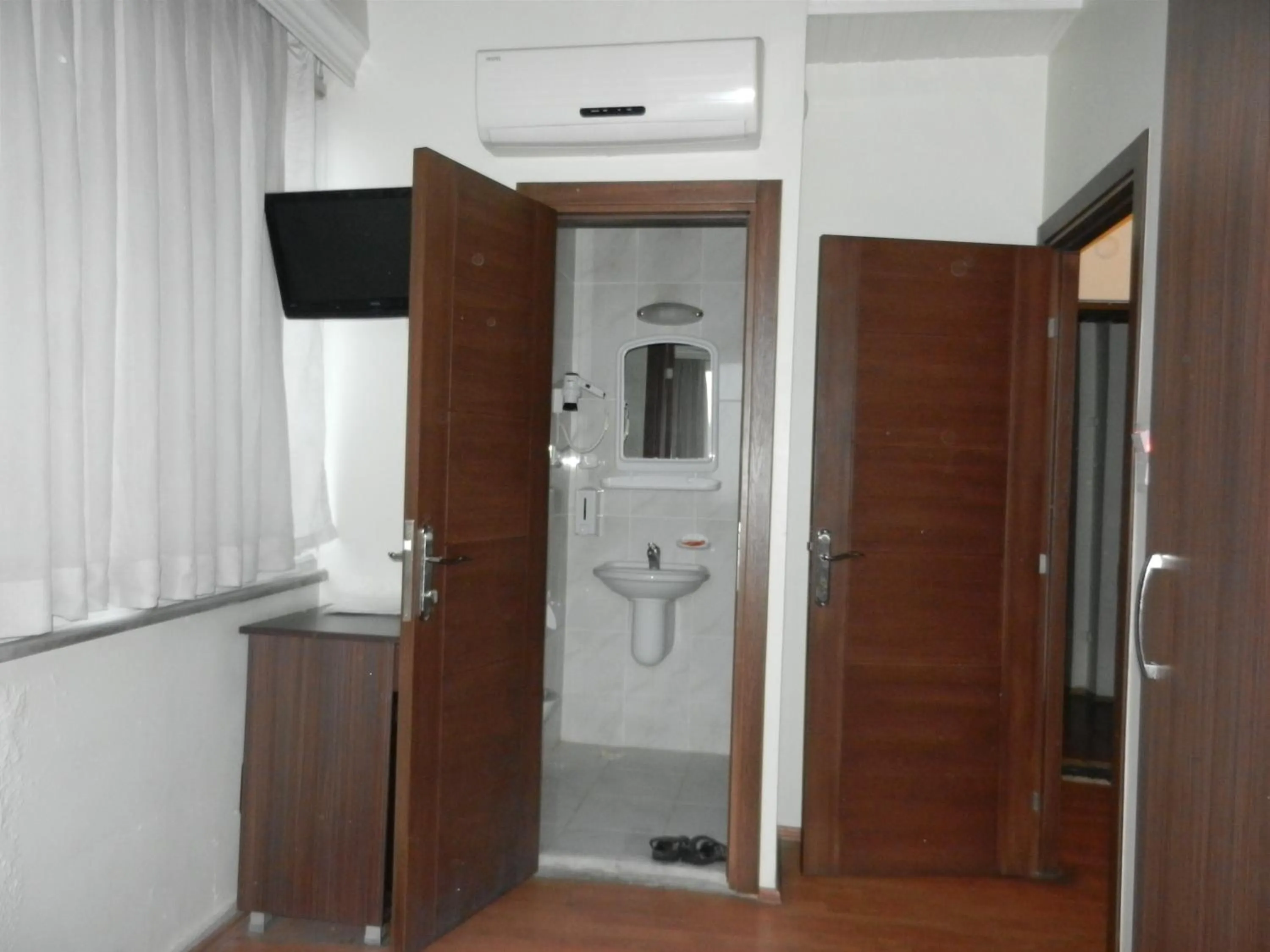 Photo of the whole room in Cagri Hotel