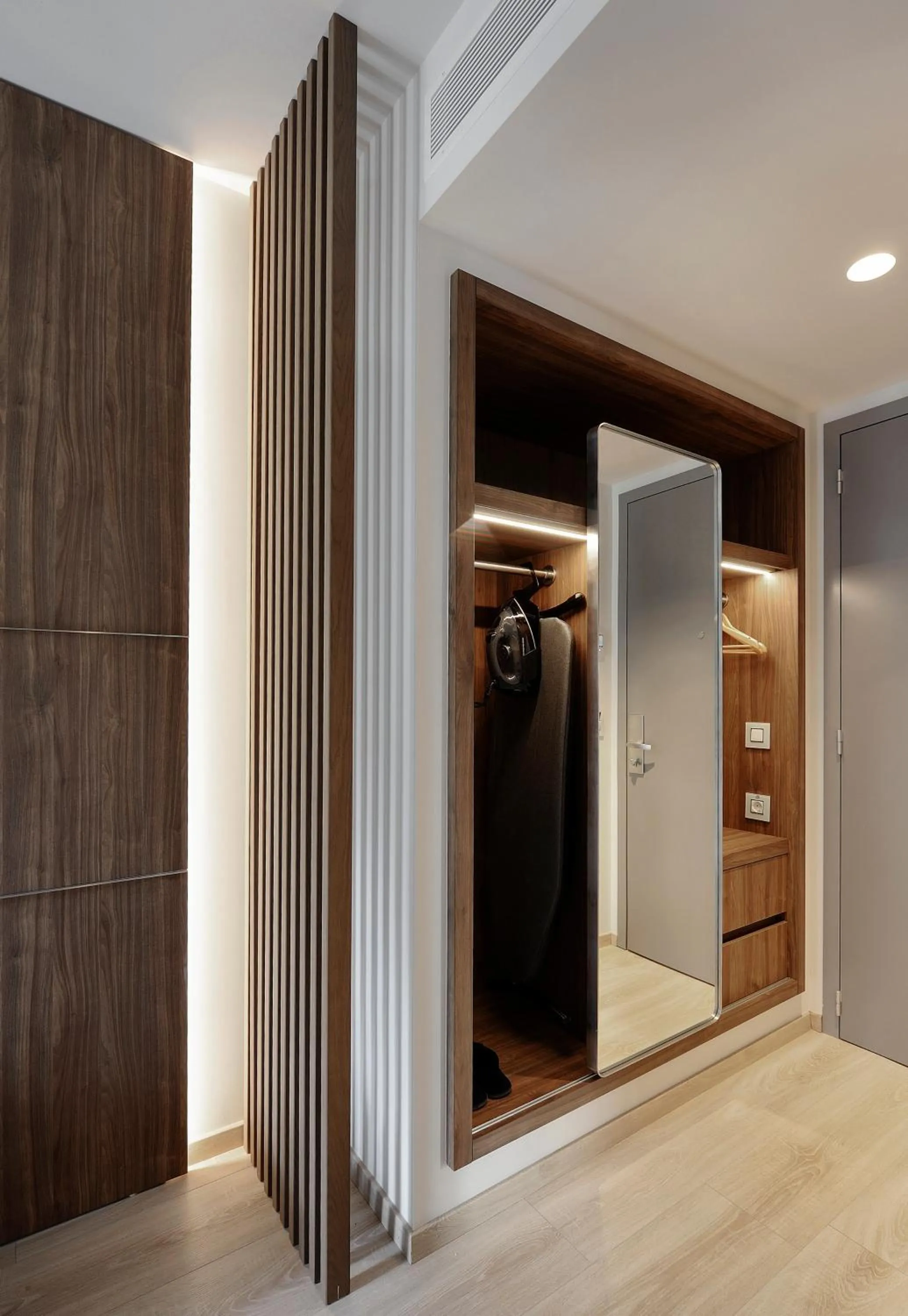 wardrobe in Evridiki