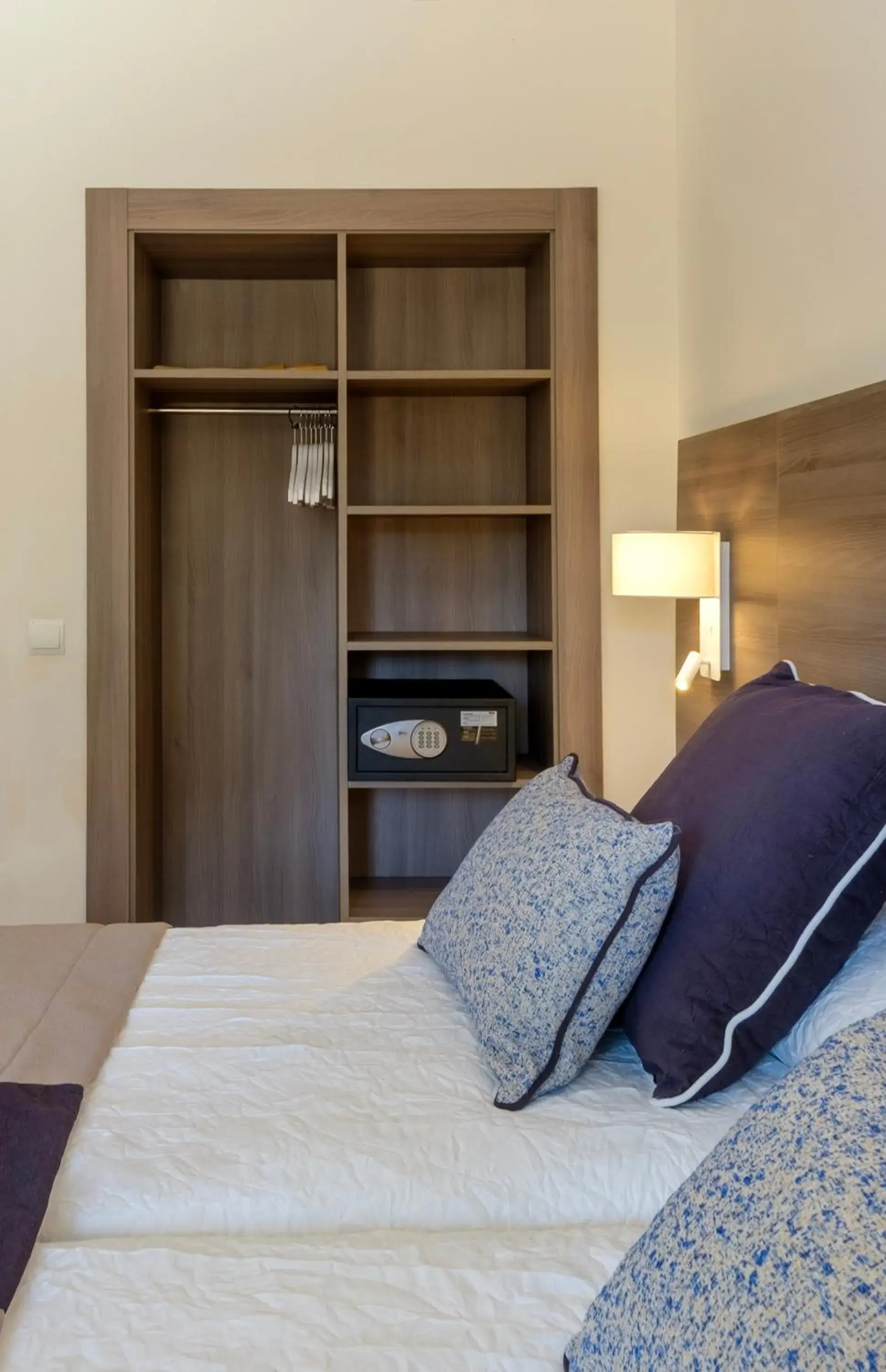 safe, Bed in Cabot Tres Torres Apartamentos safe, Bed in Cabot Tres Torres Apartamentos