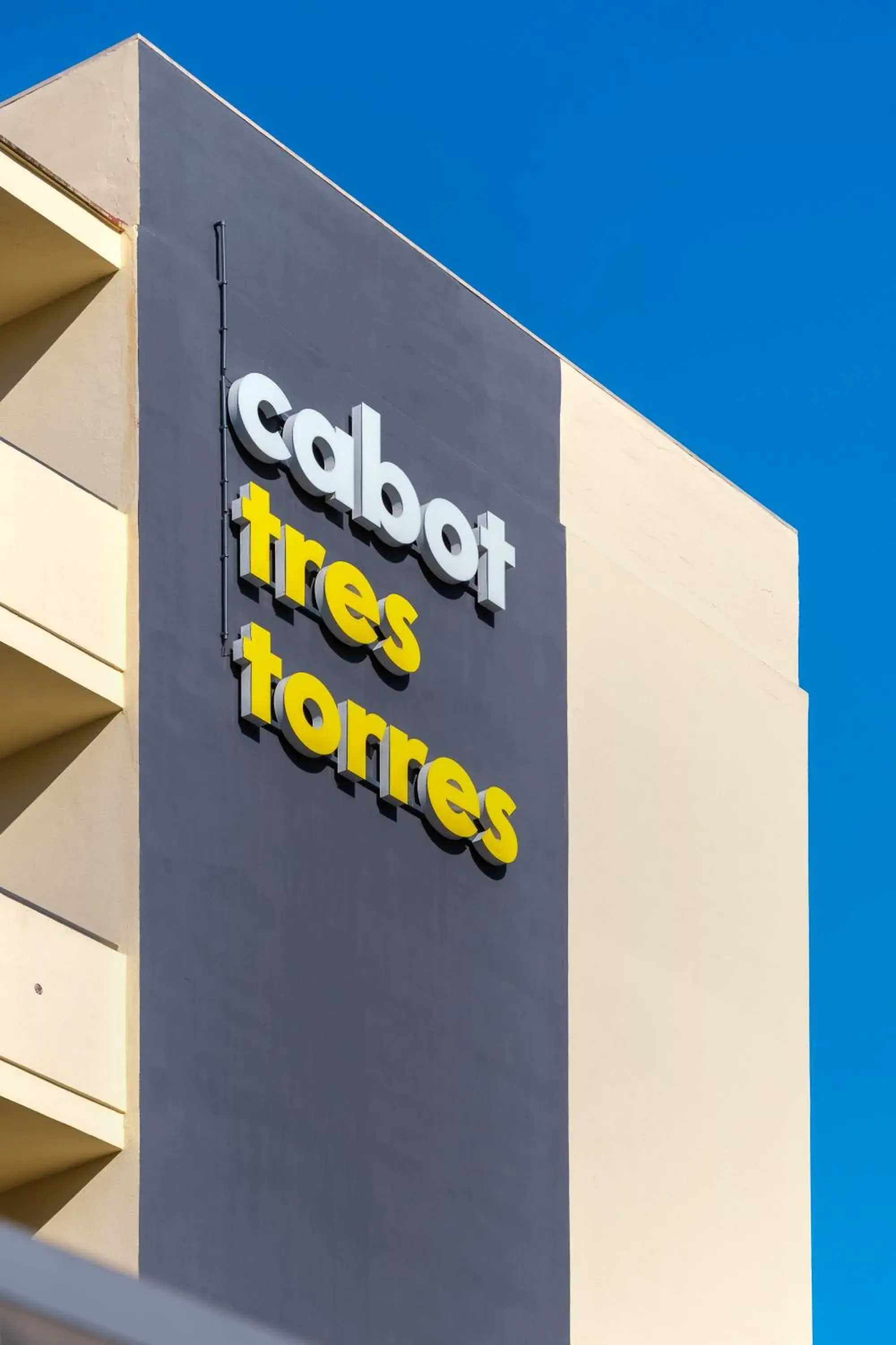 Property building in Cabot Tres Torres Apartamentos Property building in Cabot Tres Torres Apartamentos