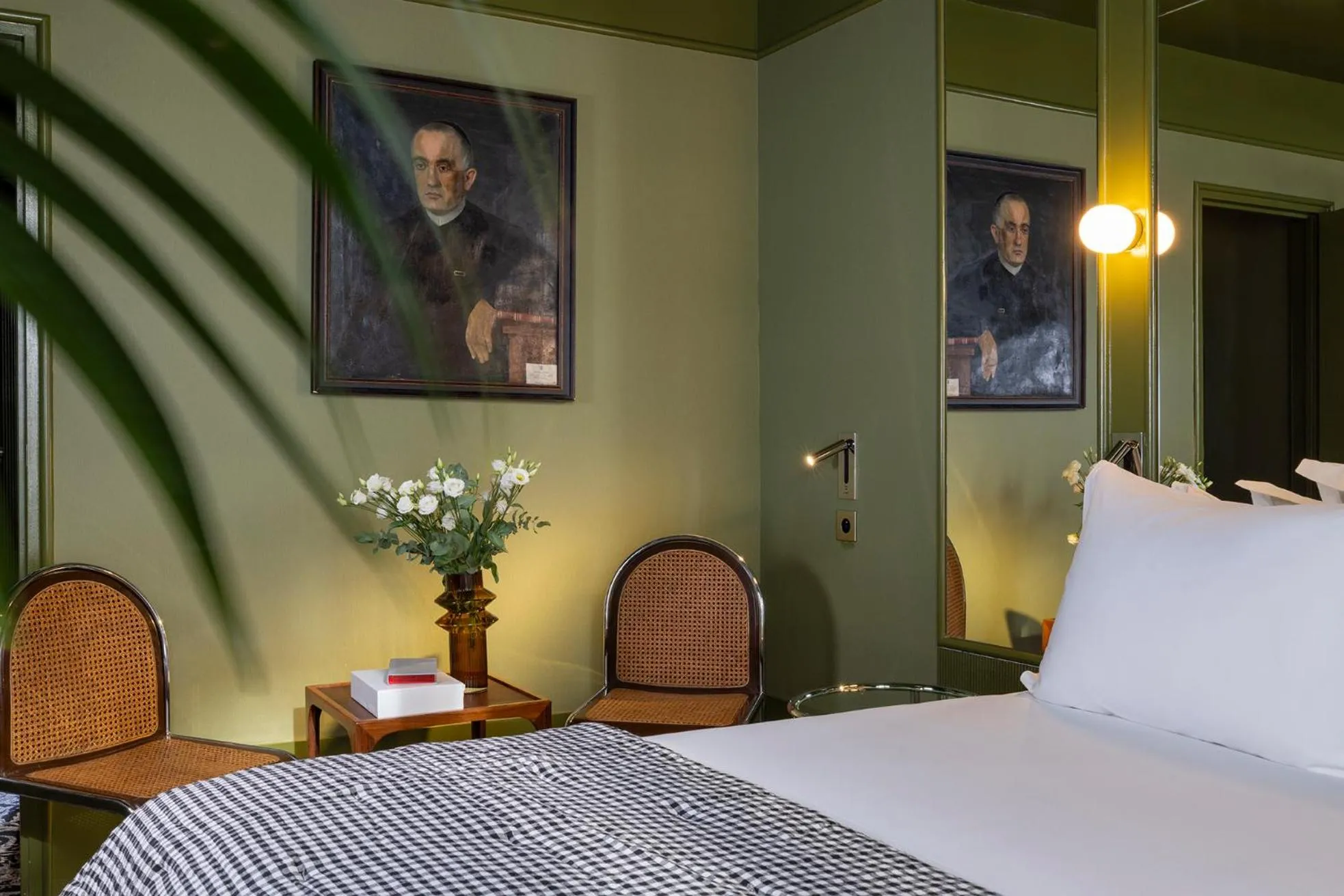 Seating area, Bed in Hôtel La Conversation