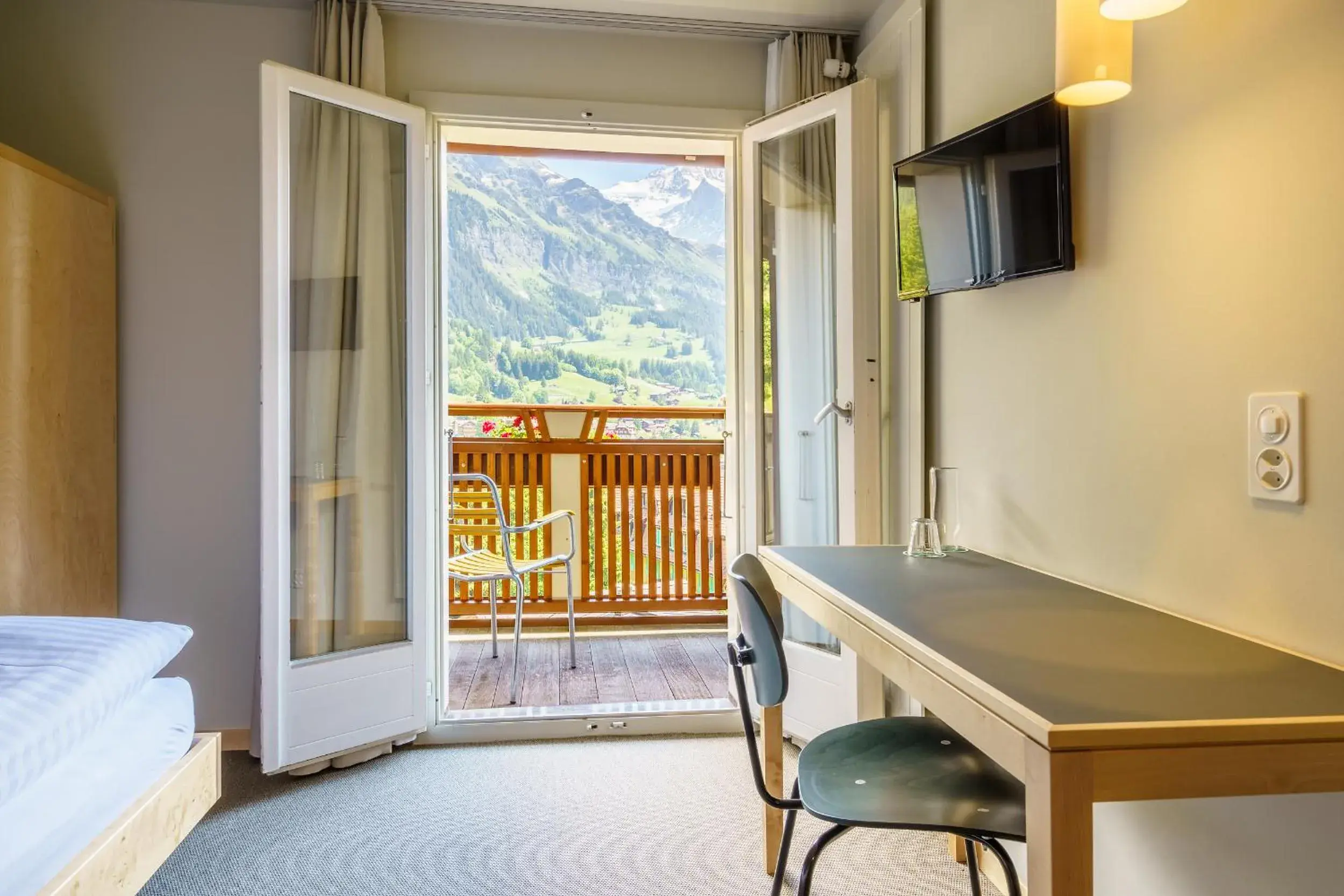 TV and multimedia, Bed in Hotel Alpenruhe - Vintage Design Hotel TV and multimedia, Bed in Hotel Alpenruhe - Vintage Design Hotel