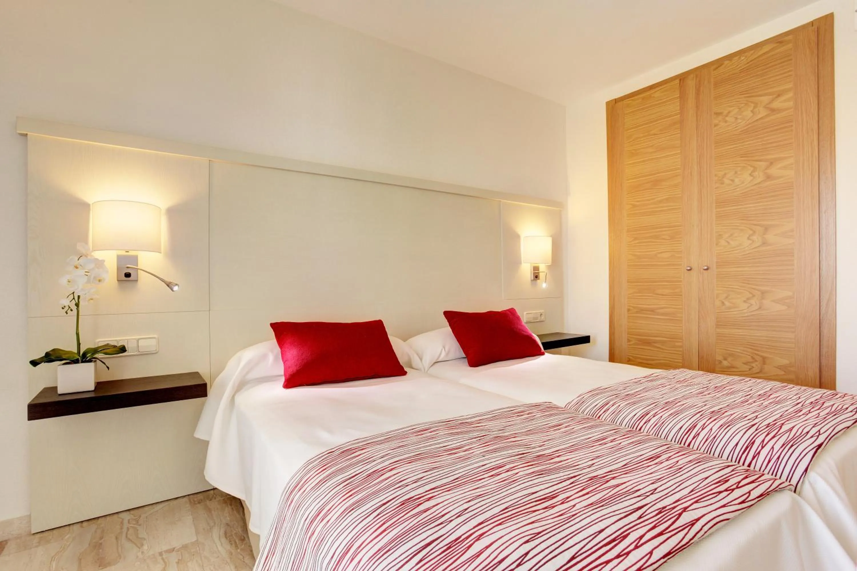 Bed in Grupotel Alcudia Suite