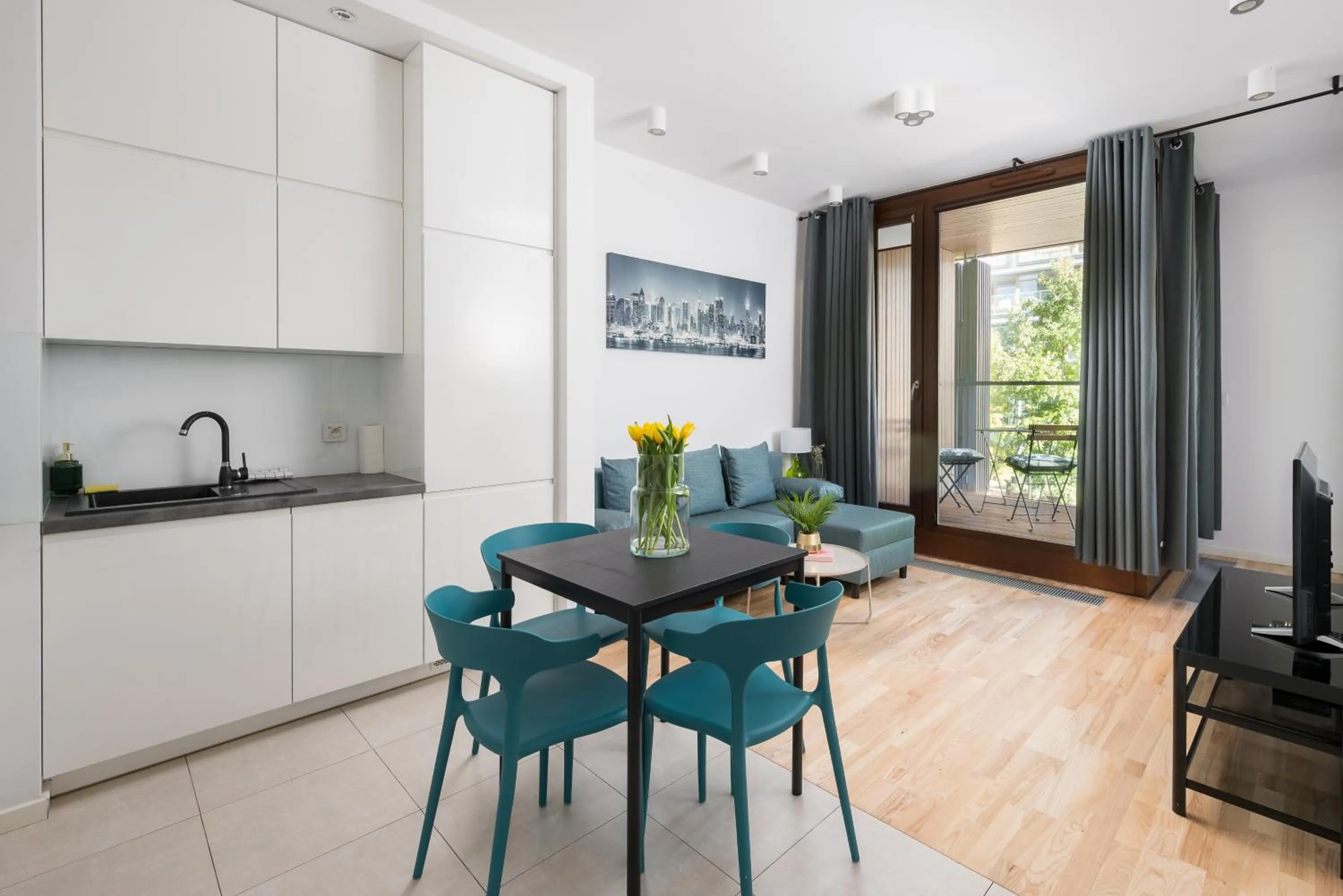 Kitchen or kitchenette in ApartHotel Kolejowa Apartamenty