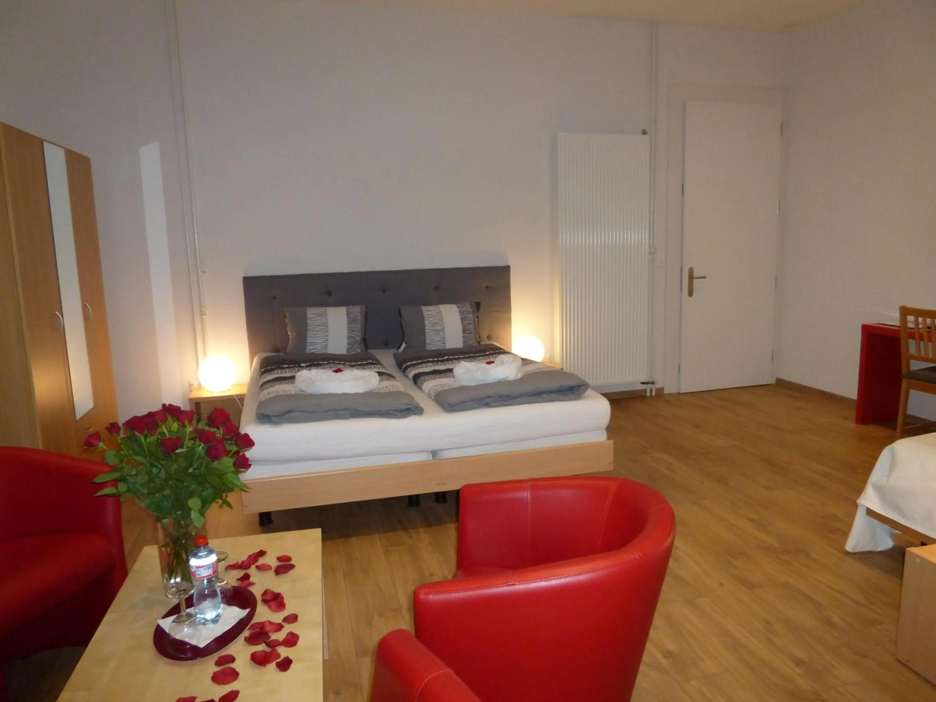 Photo of the whole room, Bed in Hôtel Garni Villa Carmen