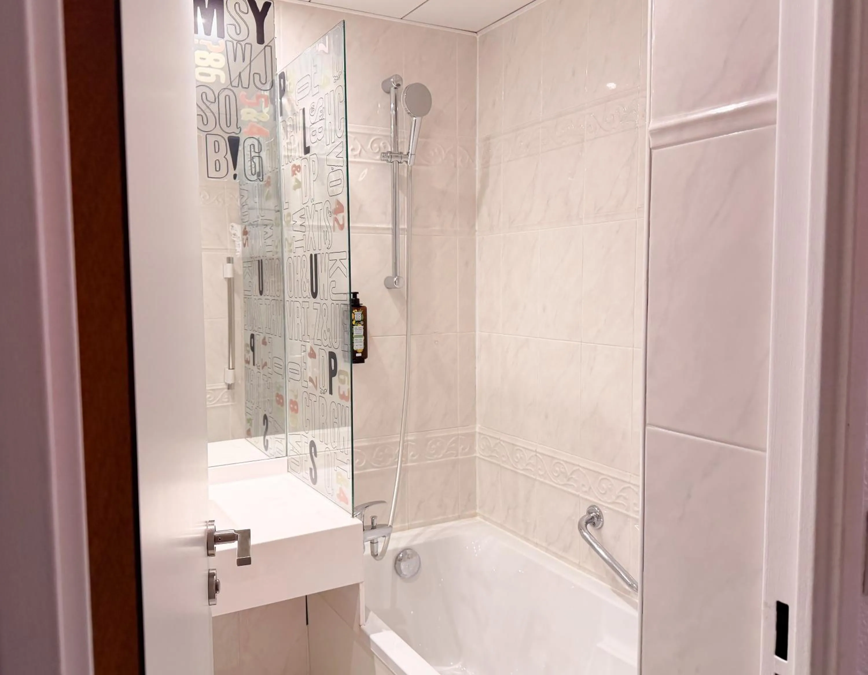 Bathroom in ibis Styles Paris Tolbiac Bibliotheque