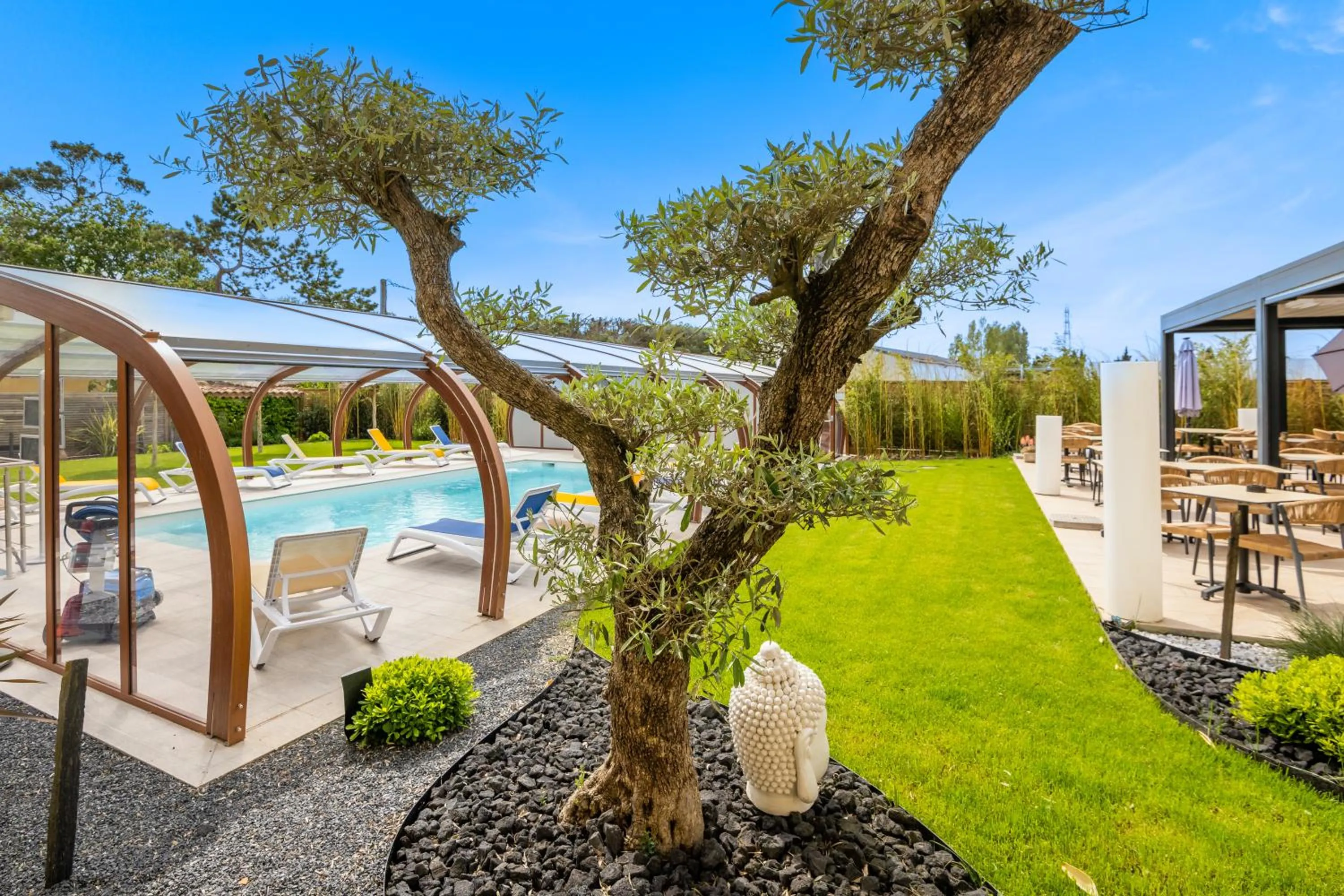 Garden in LOGIS Hôtel Restaurant Le Clos Fleuri